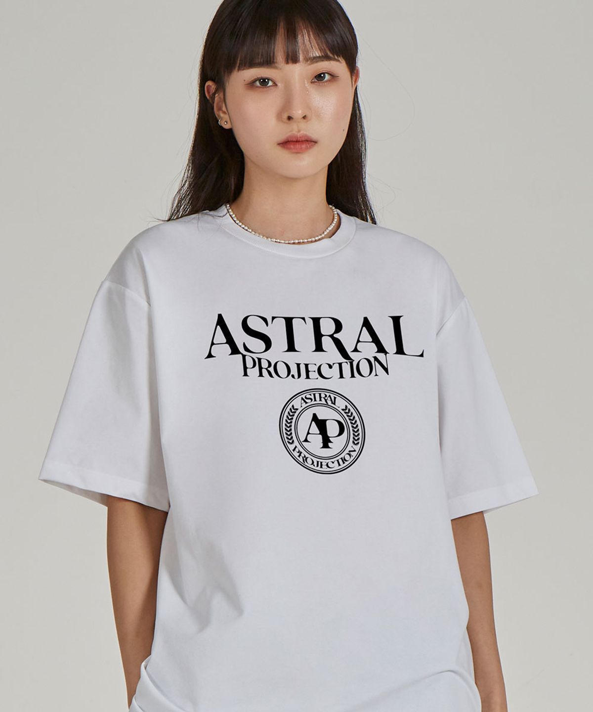 아스트랄 프로젝션(ASTRAL PROJECTION) 레터링 로고 엠블럼 라운드 넥  40수 이중직 면 반팔 티셔츠_화이트