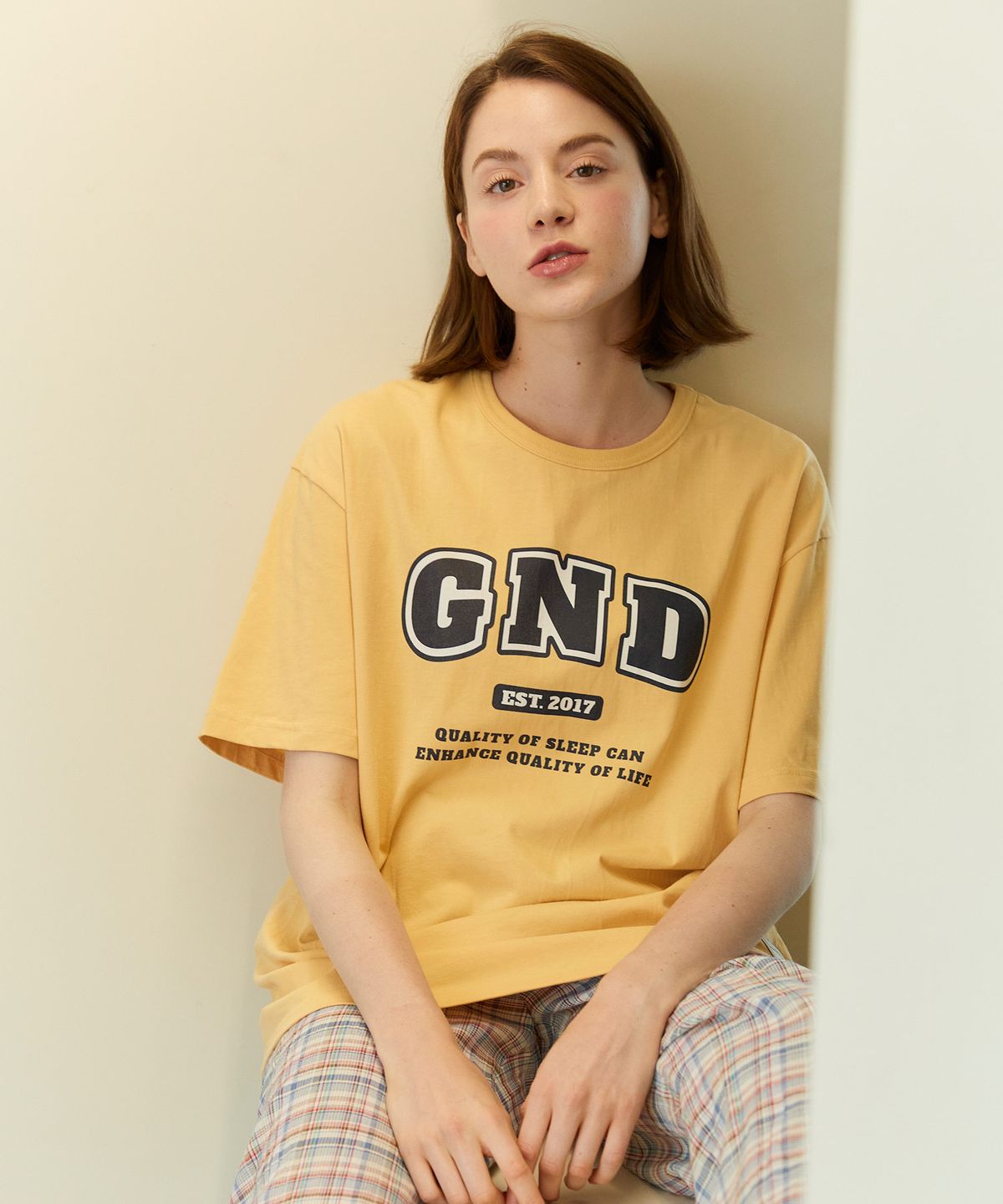 굿나잇데이브(GOODNIGHTDAVE) 여성 GND 칼리지 티셔츠 옐로우