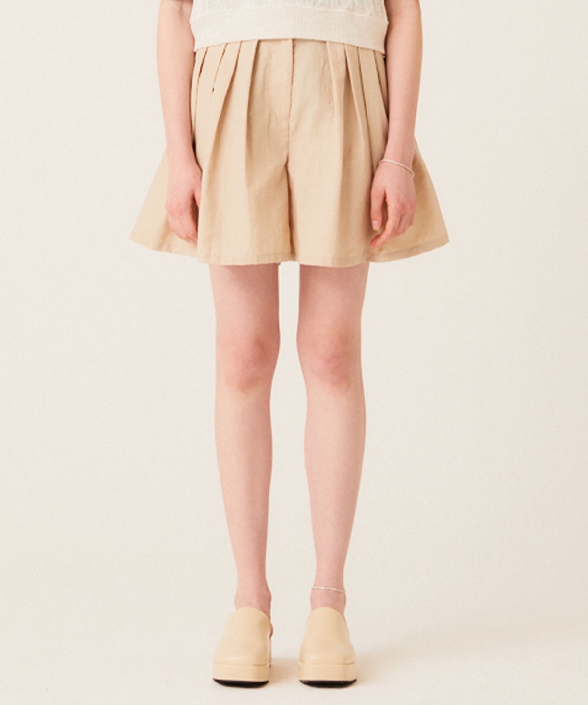 더 스튜디오 케이(THE STUDIO K) FOUR TUCKS LINEN SHORTS (BEIGE)