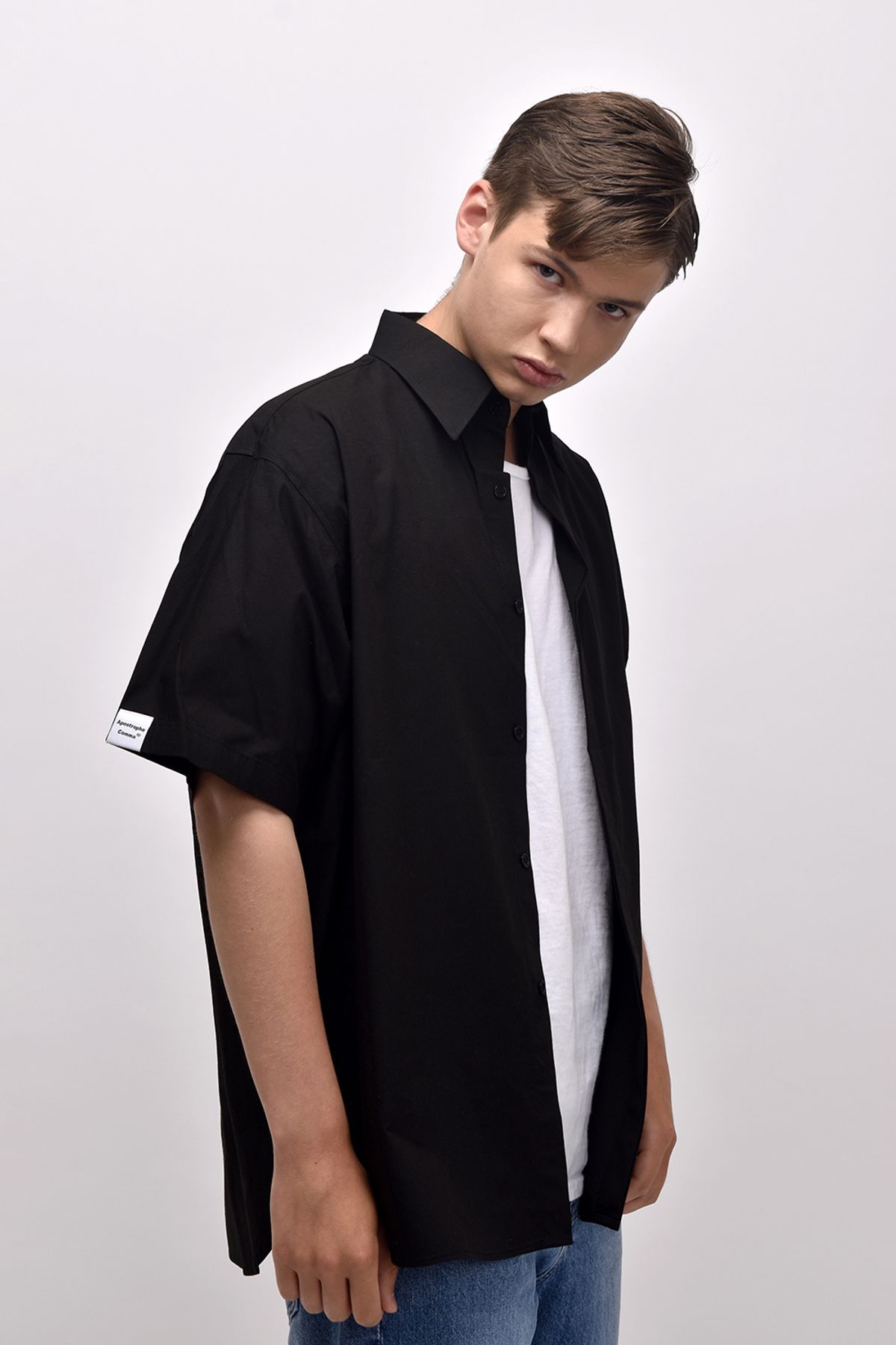 어퍼스트로피 콤마(APOSTROPHE COMMA) [unisex] 슬리브 포인트 히든 오버 반팔 셔츠(블랙)