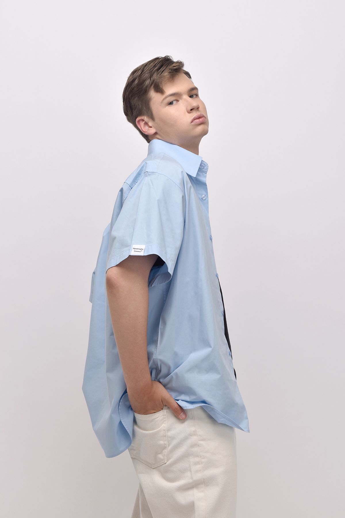 어퍼스트로피 콤마(APOSTROPHE COMMA) [unisex] 슬리브 포인트 히든 오버 반팔 셔츠 (스카이블루)