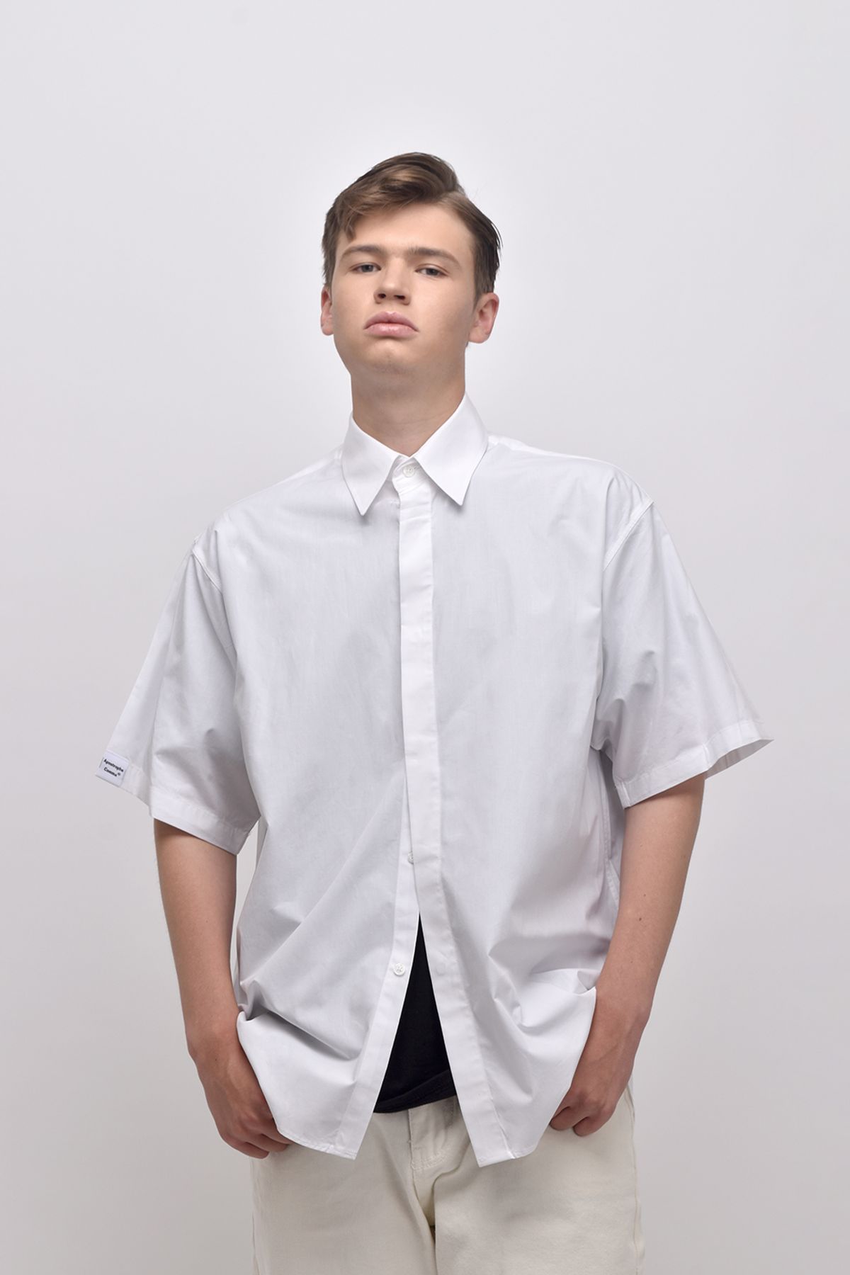 어퍼스트로피 콤마(APOSTROPHE COMMA) [unisex] 슬리브 포인트 히든 오버 반팔 셔츠 (화이트)