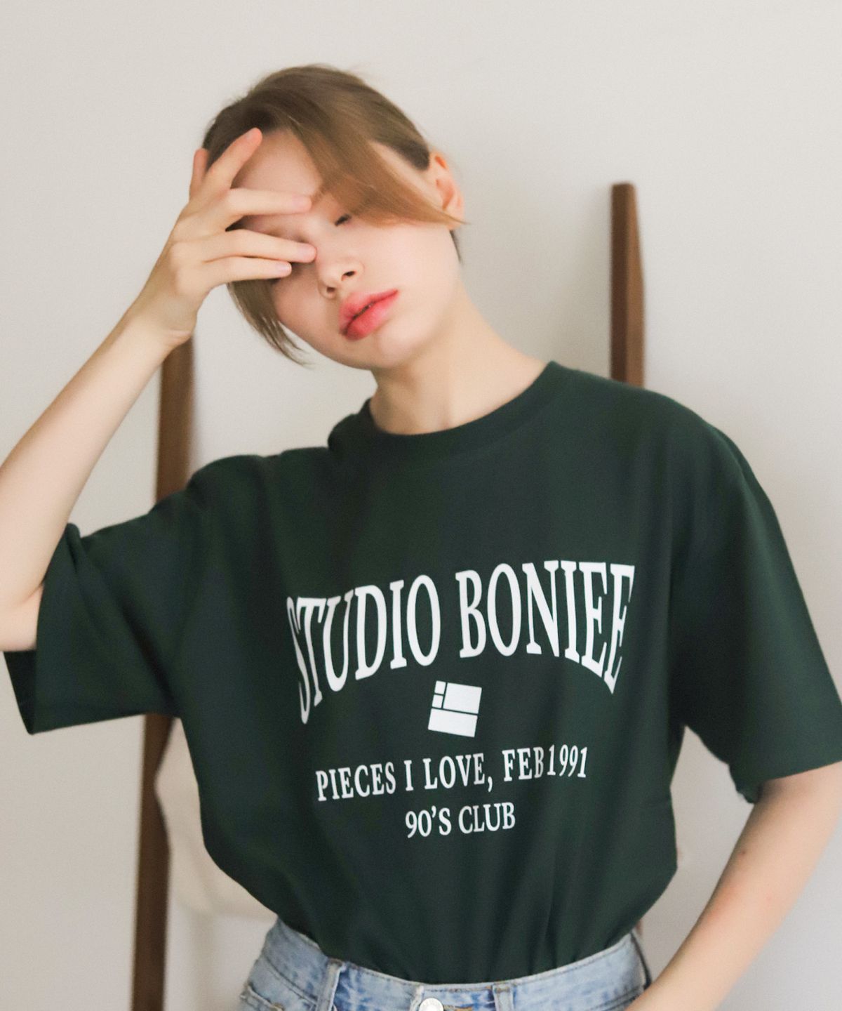 보늬(BONIEE) 아치 레트로 타이포(Arch Retro Typo) 그래픽 루즈 티셔츠 그린