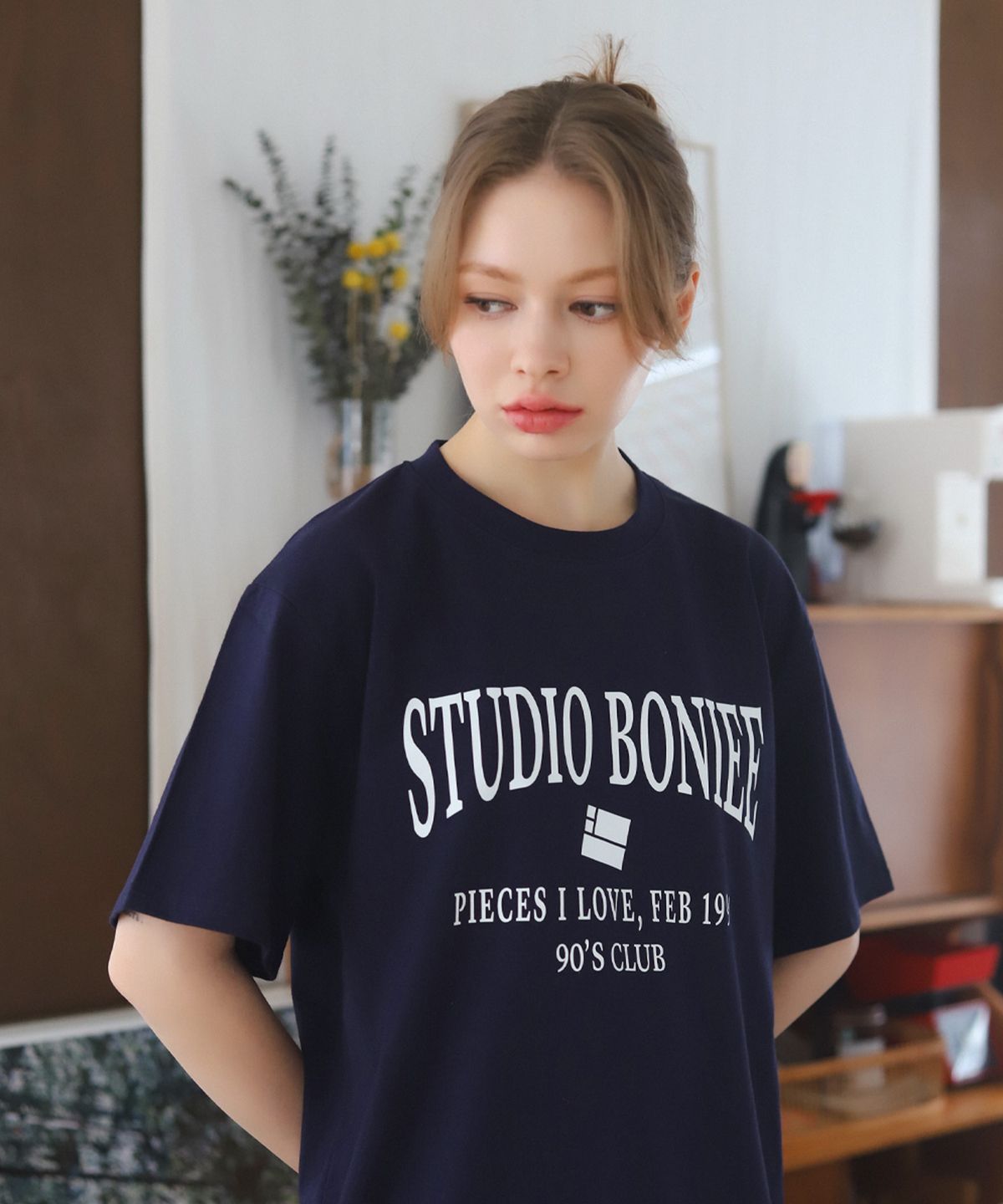 보늬(BONIEE) 아치 레트로 타이포(Arch Retro Typo) 그래픽 루즈 티셔츠 네이비