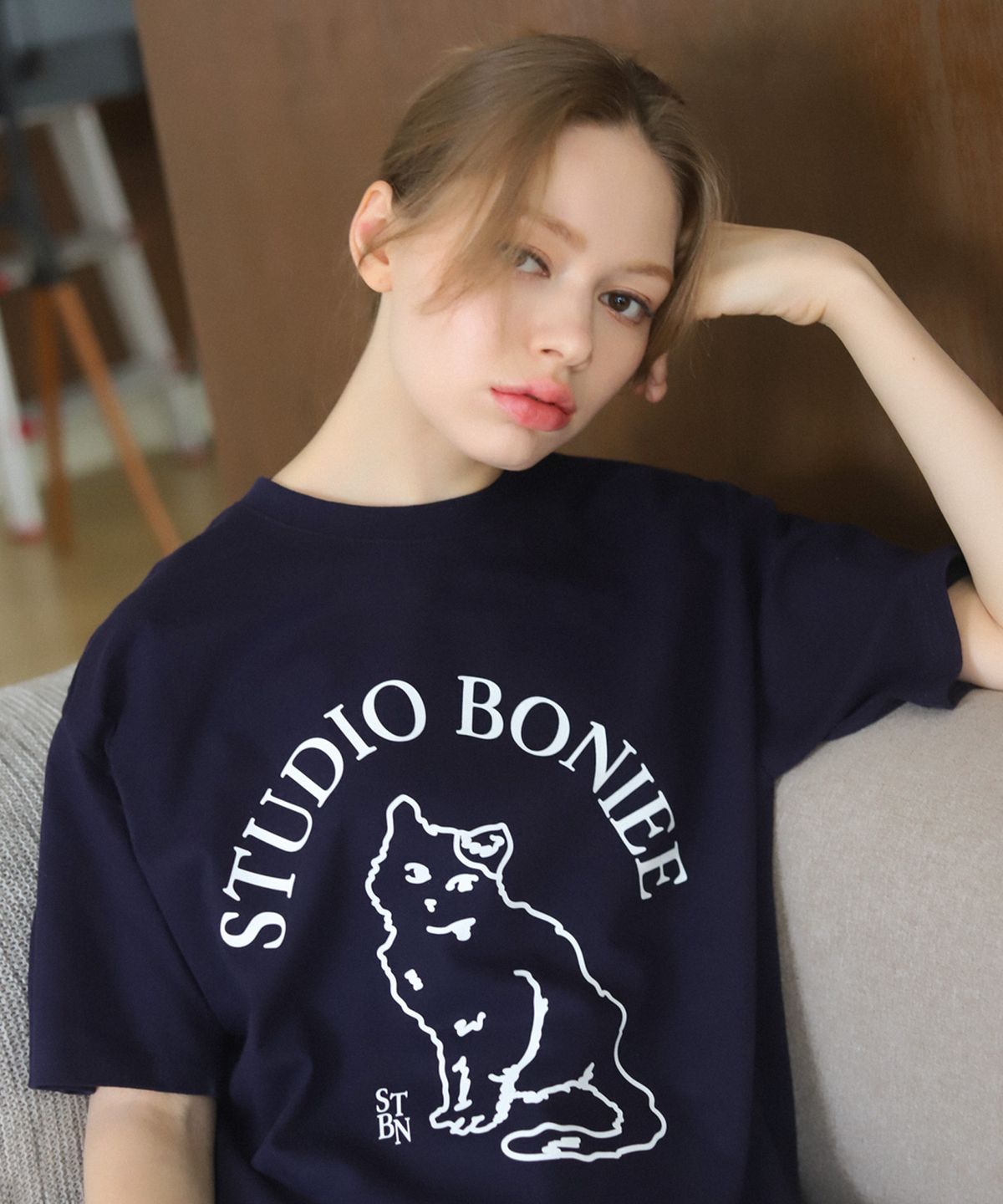 보늬(BONIEE) 캣 심볼(Cat Symbol) 그래픽 루즈 티셔츠 네이비