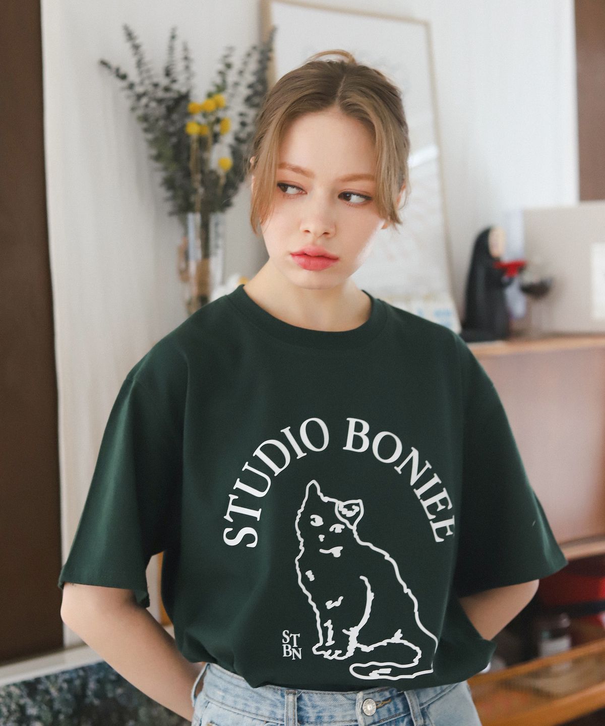 보늬(BONIEE) 캣 심볼(Cat Symbol) 그래픽 루즈 티셔츠 그린