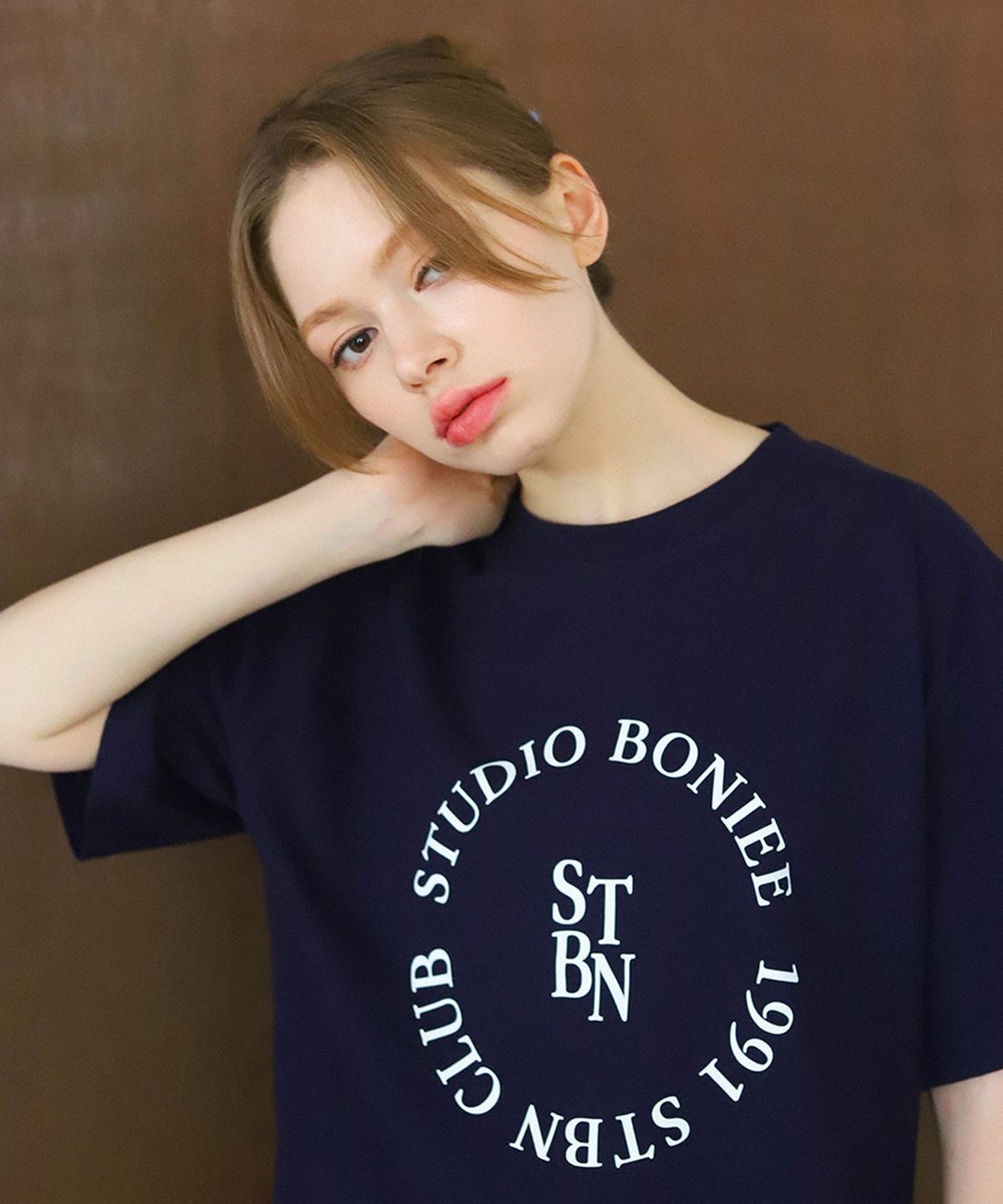 보늬(BONIEE) 써클 라운드(Circle Round) 그래픽 루즈 티셔츠 네이비
