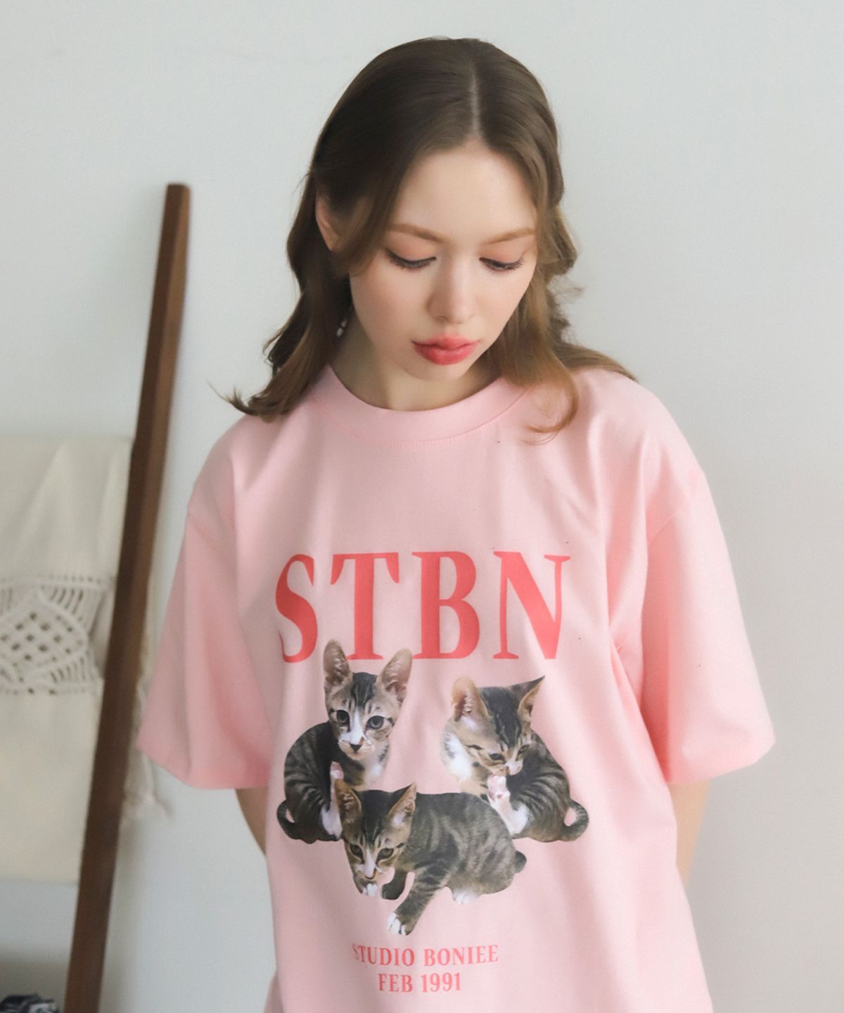 보늬(BONIEE) 나무 키튼 콜라주(Kitten Collage) 고양이 그래픽 루즈 티셔츠 핑크