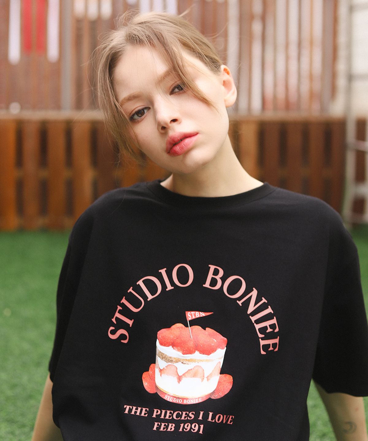 보늬(BONIEE) 스트로베리 케이크(Strawberry cake) 그래픽 루즈 티셔츠 블랙