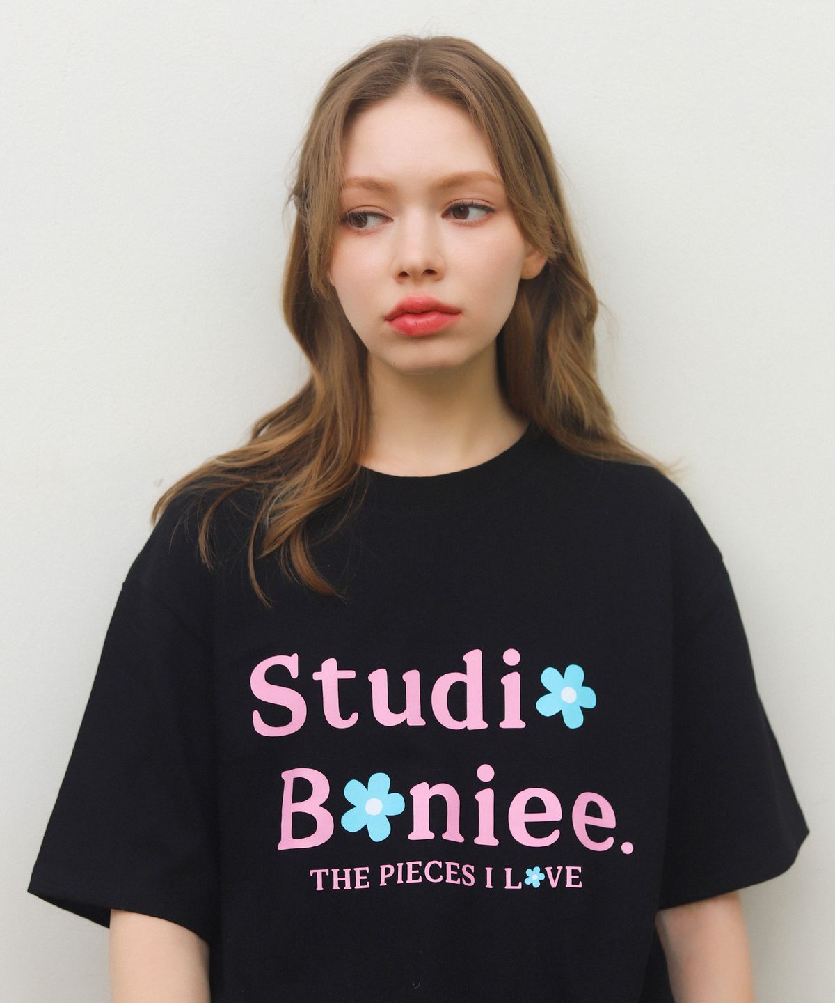 보늬(BONIEE) 플라워 타이포 로고(Flower Typo Logo) 그래픽 루즈 티셔츠 블랙