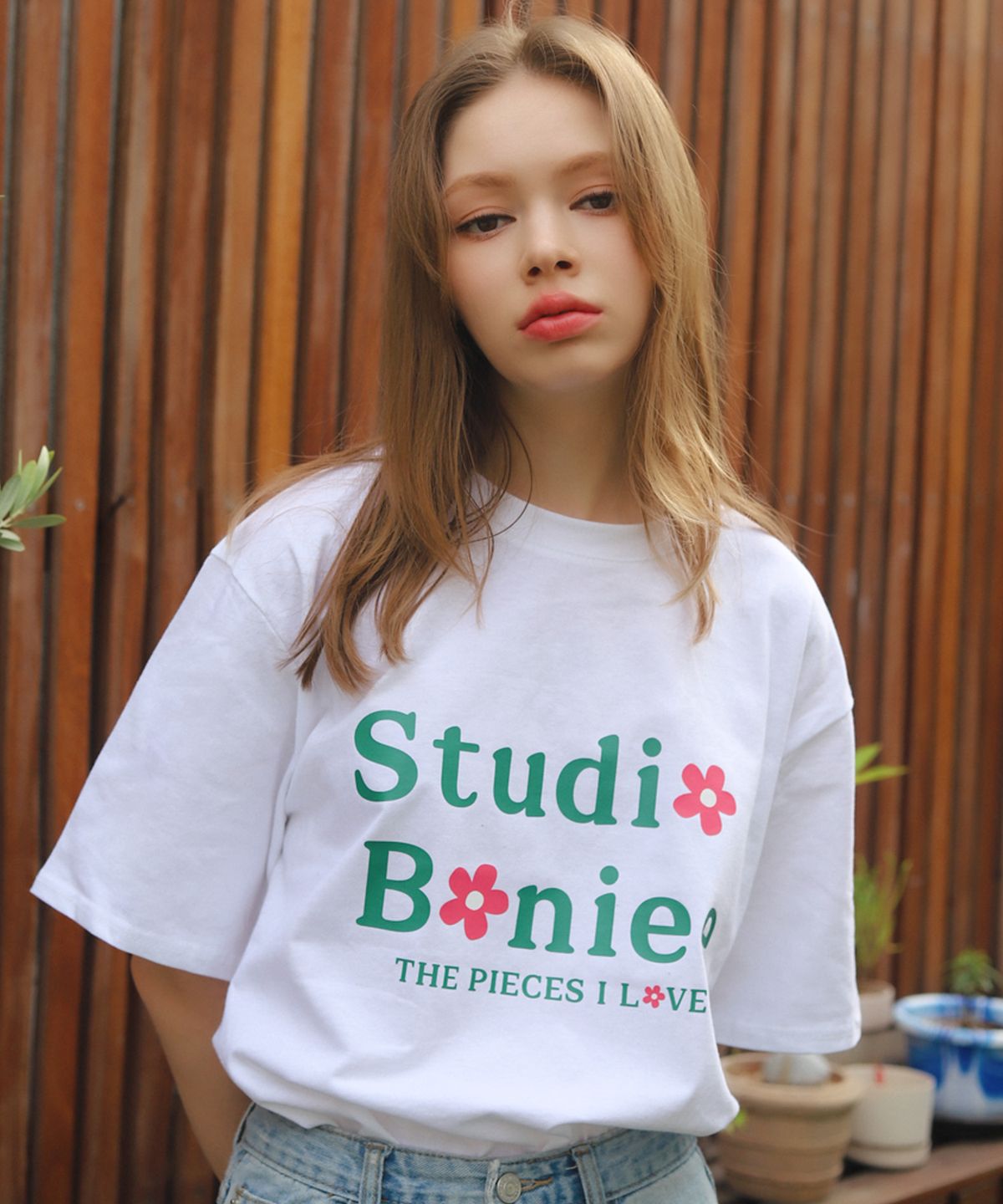 보늬(BONIEE) 플라워 타이포 로고(Flower Typo Logo) 그래픽 루즈 티셔츠 화이트