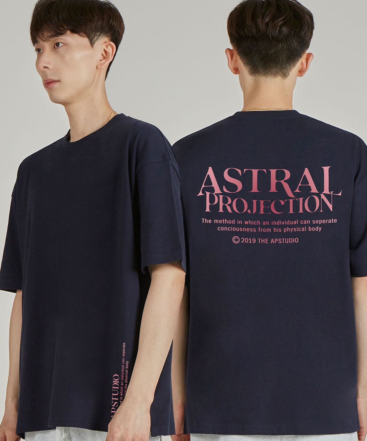 아스트랄 프로젝션(ASTRAL PROJECTION) 그라데이션 레터링 라운드 넥 15수 면 반팔 티셔츠_네이비