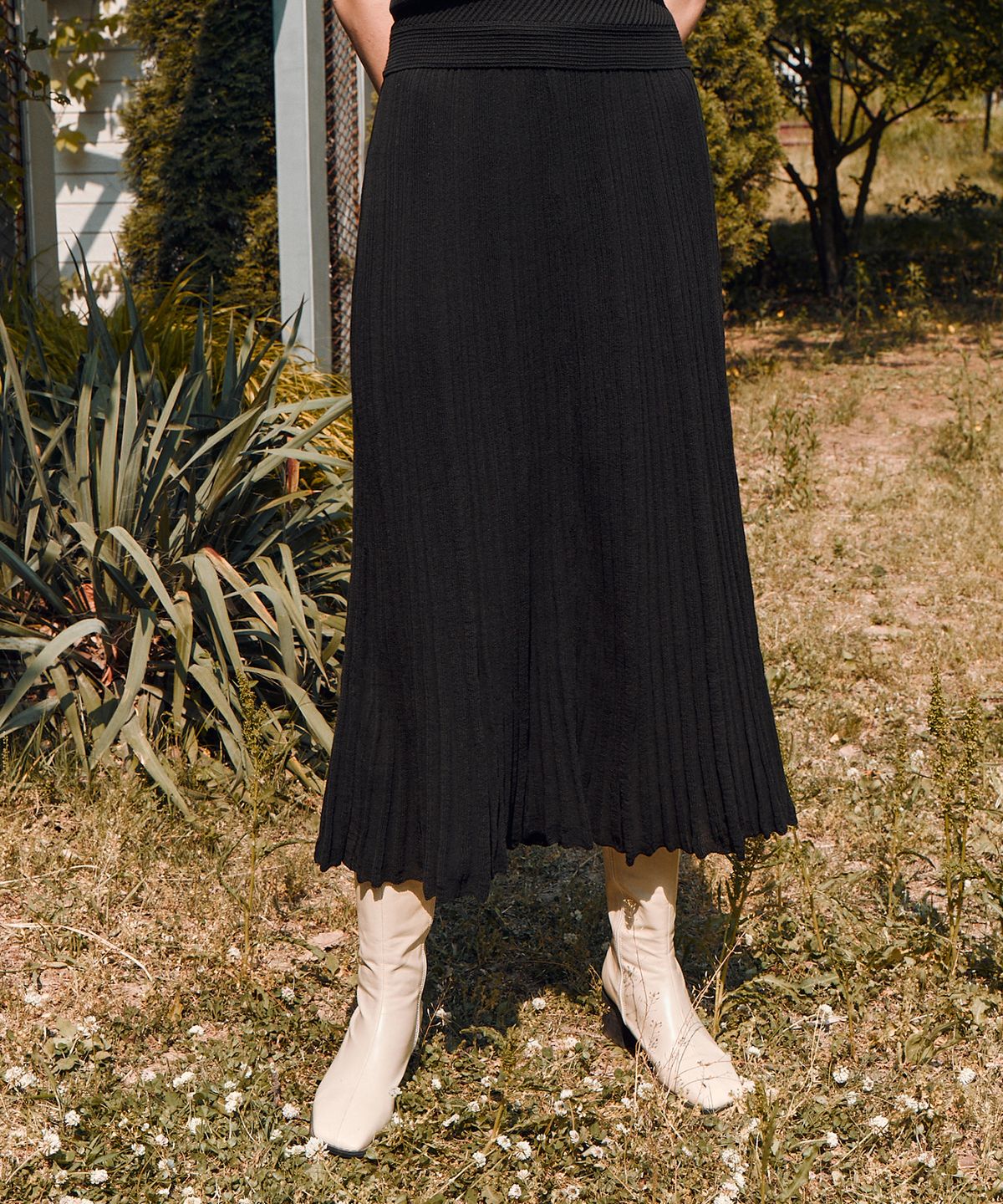 리이(RE RHEE) KNITTED PLEATS MIDI SKIRT BLACK