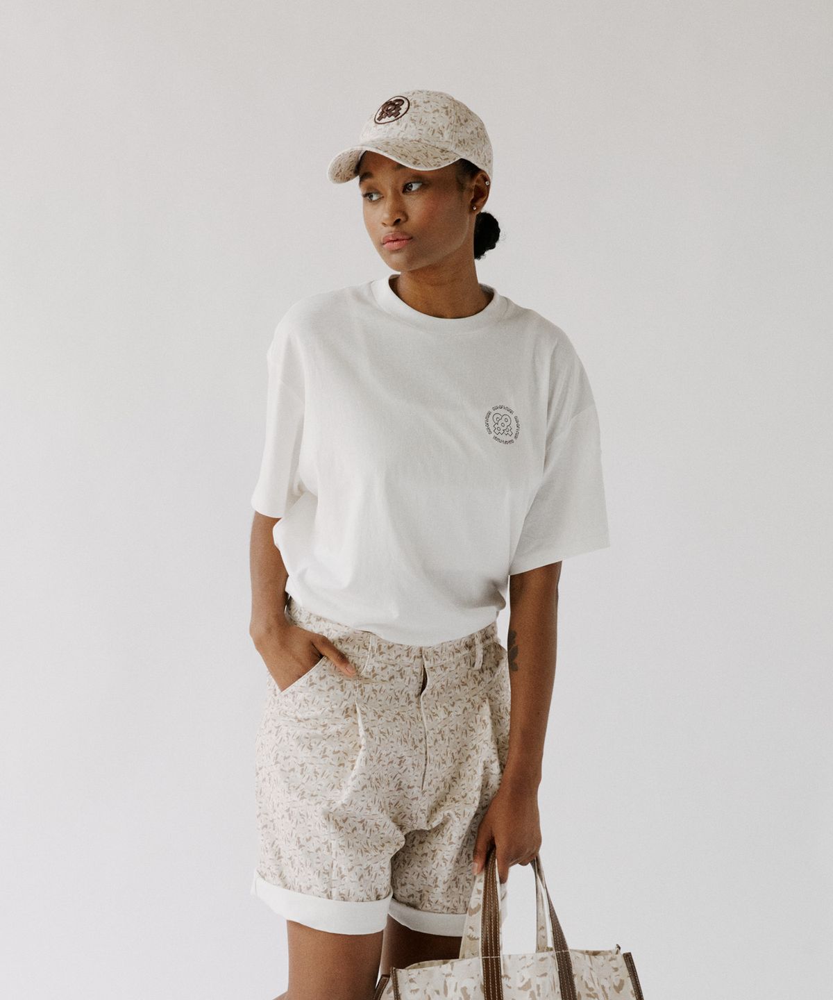아웃 오브 트렁크(OUT OF TRUNK) Symbol Logo Tee (White)