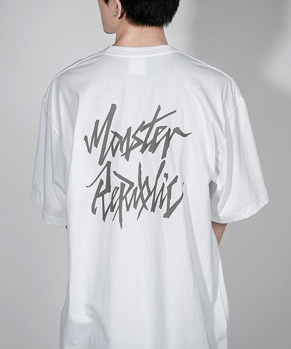 몬스터리퍼블릭(MONSTER REPUBLIC) 무브먼트 로고 그레이 티셔츠 화이트