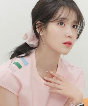 [아이유 PICK] LALA J 헤어 스크런치 - 베이비 핑크 (JALJHS2BF821FA000)