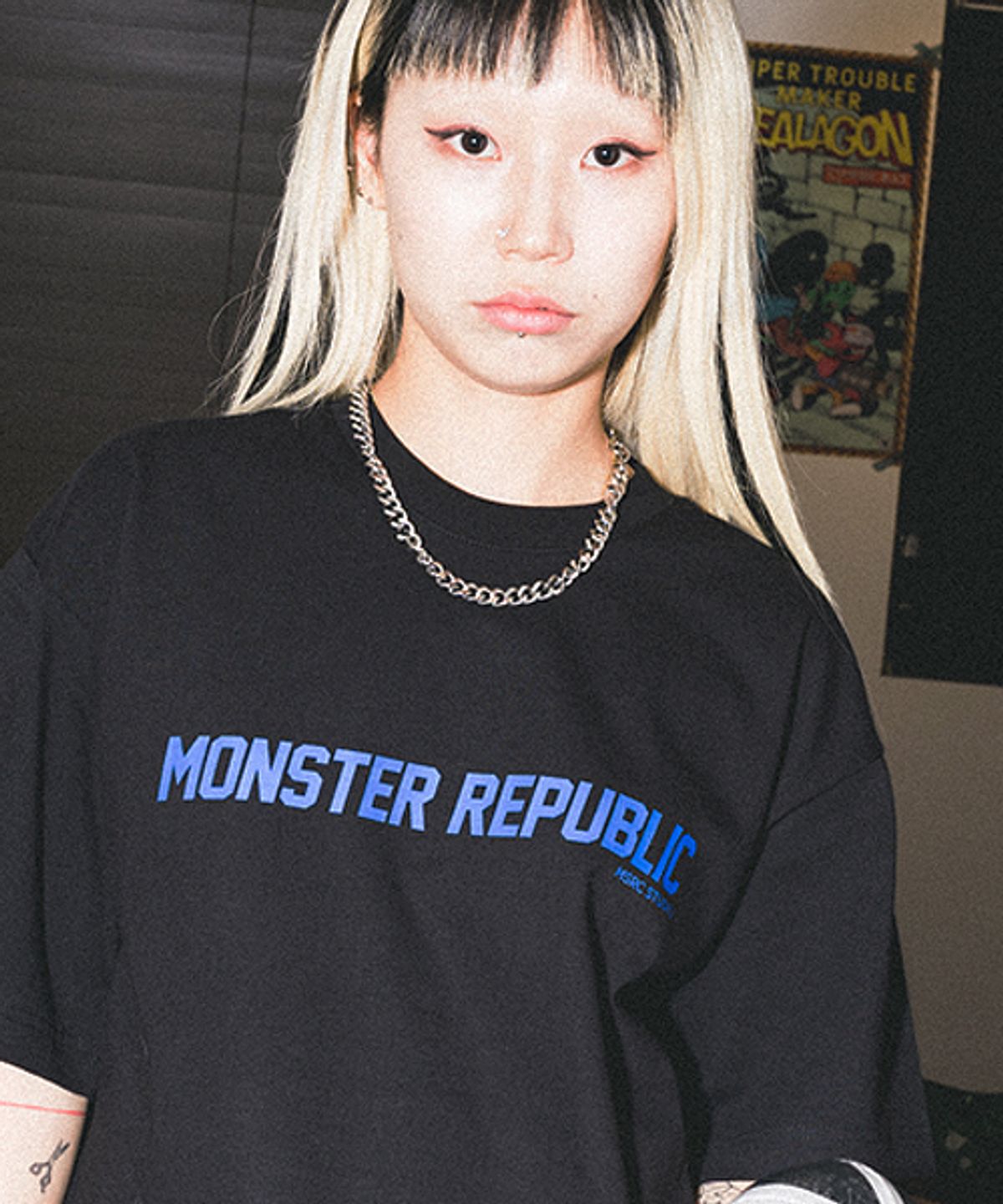 몬스터리퍼블릭(MONSTER REPUBLIC) 몬스터 베이직 로고 블루 티셔츠 블랙