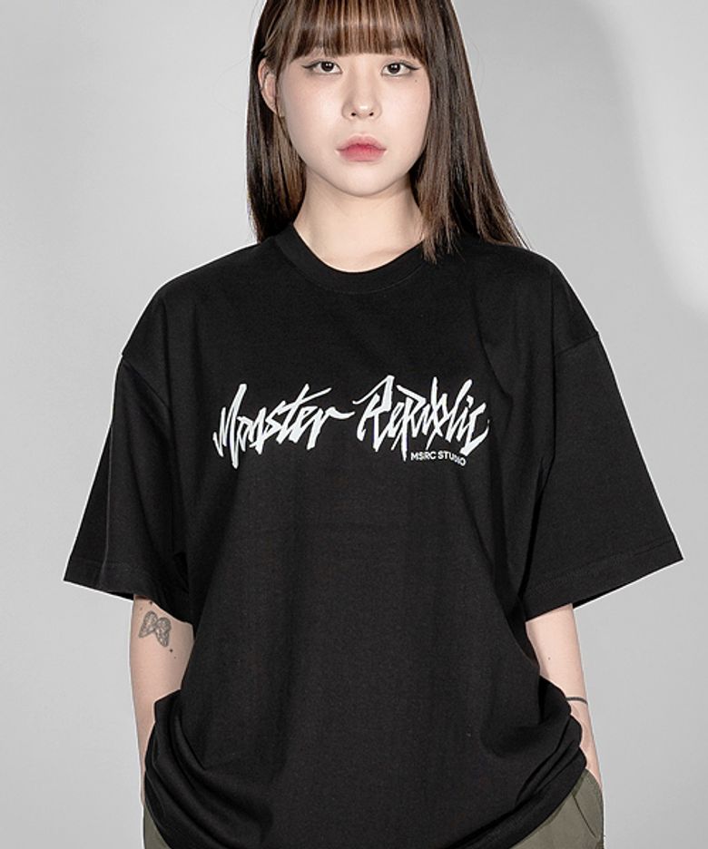 무브먼트 베이직 로고 화이트 티셔츠 블랙