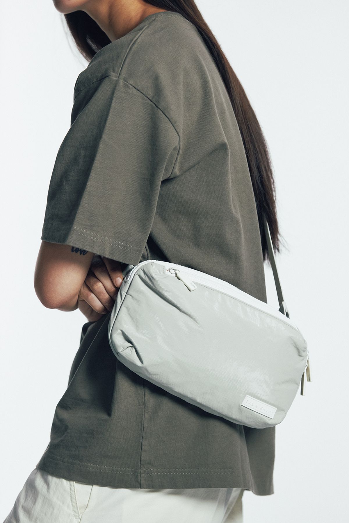 탭앤쉬프트(TAB N SHIFT) Mazy Sling Bag - Light beige