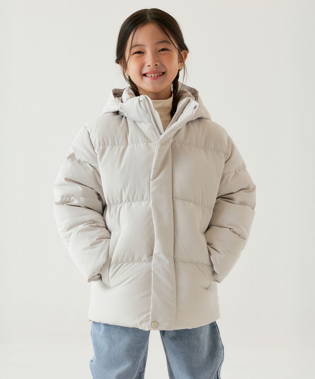 무신사 스탠다드 키즈(MUSINSA STANDARD KIDS) 후디드 다운 푸퍼 숏 패딩 재킷 [더스티 크림]
