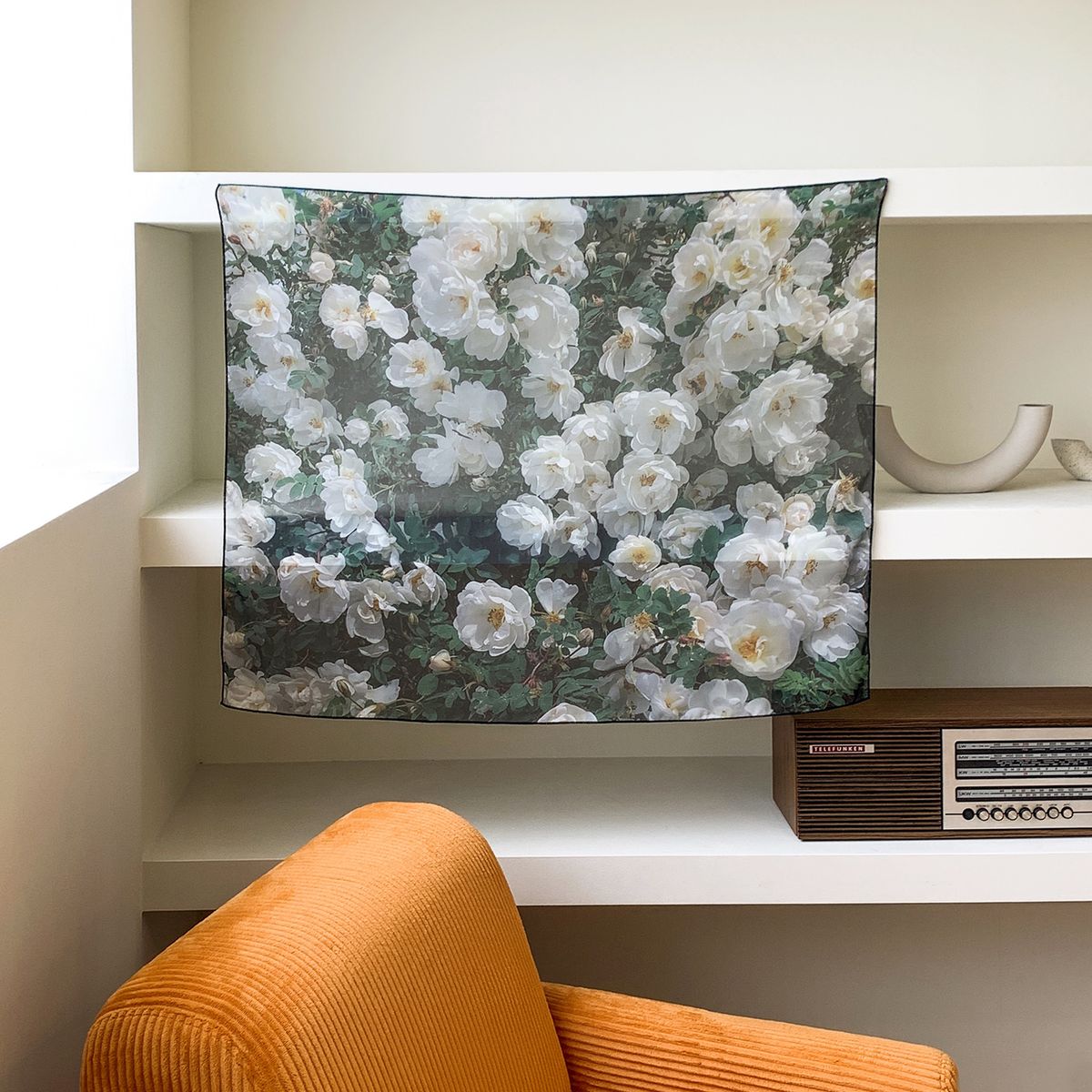 멜팅스튜디오(MELTING STUDIO) 느긋한 오후의 기록 인테리어 패브릭 쉬폰 포스터  / 97번 Among the flowers #2(90-74cm)