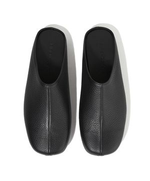중앙절개 볼륨토 오플소가죽 남여공용 블로퍼 뮬 7004 [BLACK]