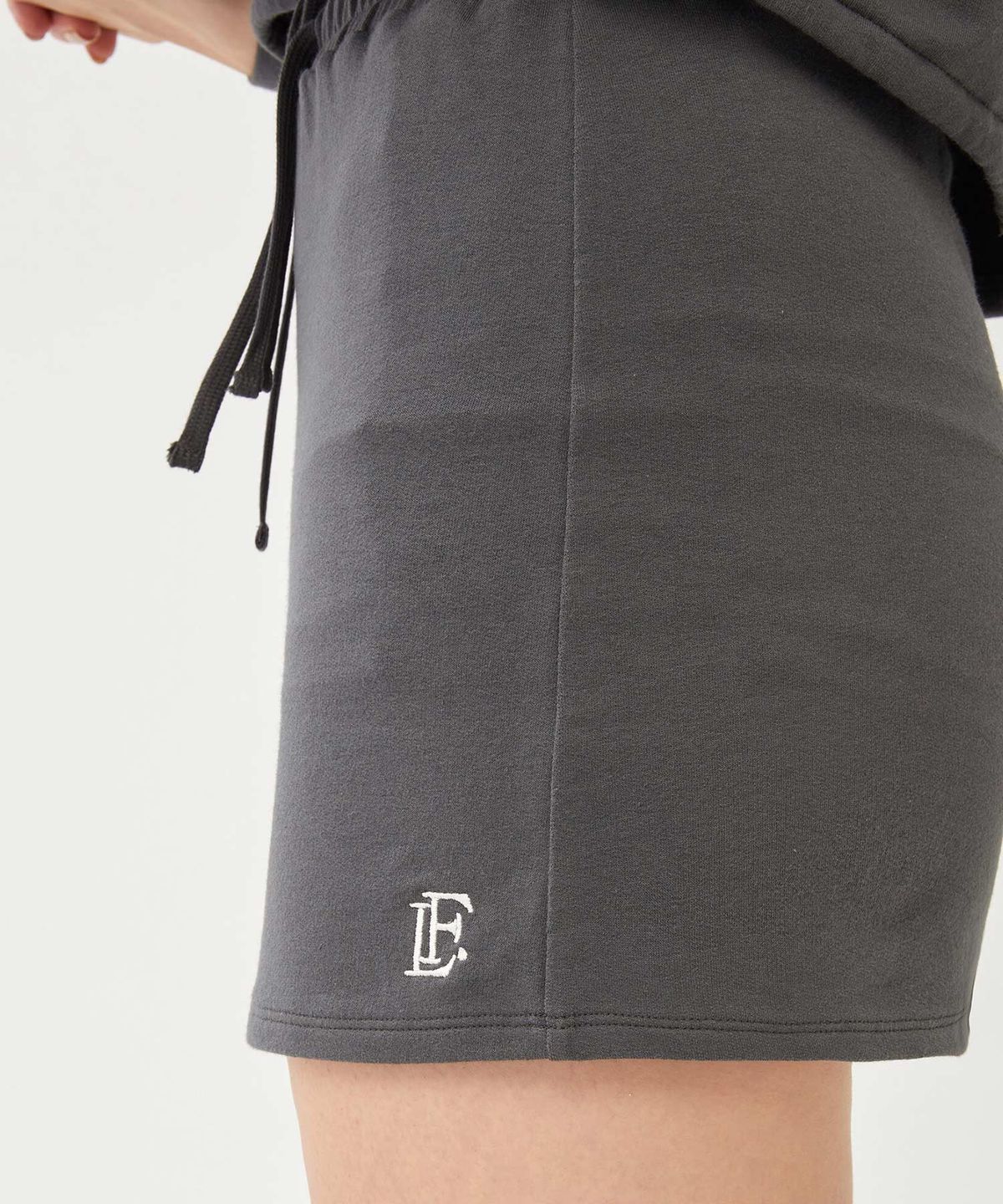 러브포티(LOVEFORTY) LOGO SKIRT GREY