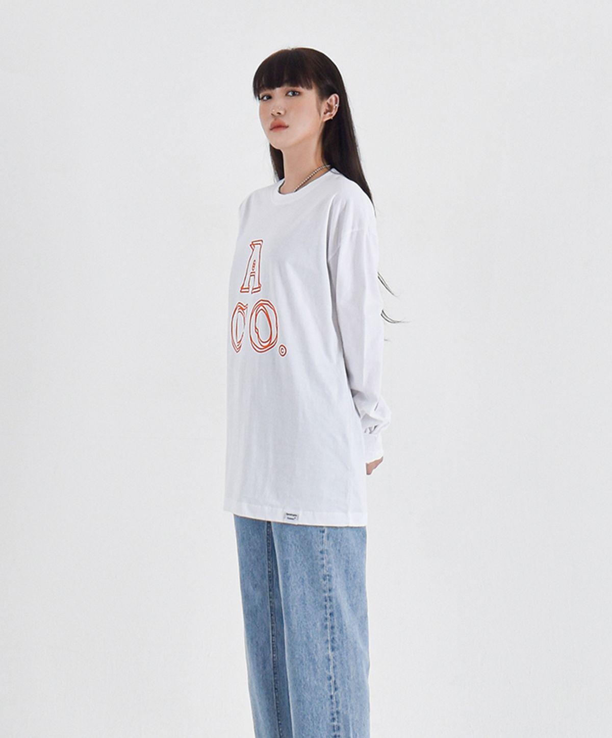 어퍼스트로피 콤마(APOSTROPHE COMMA) ACO 로고 긴팔티셔츠 (화이트-오렌지)