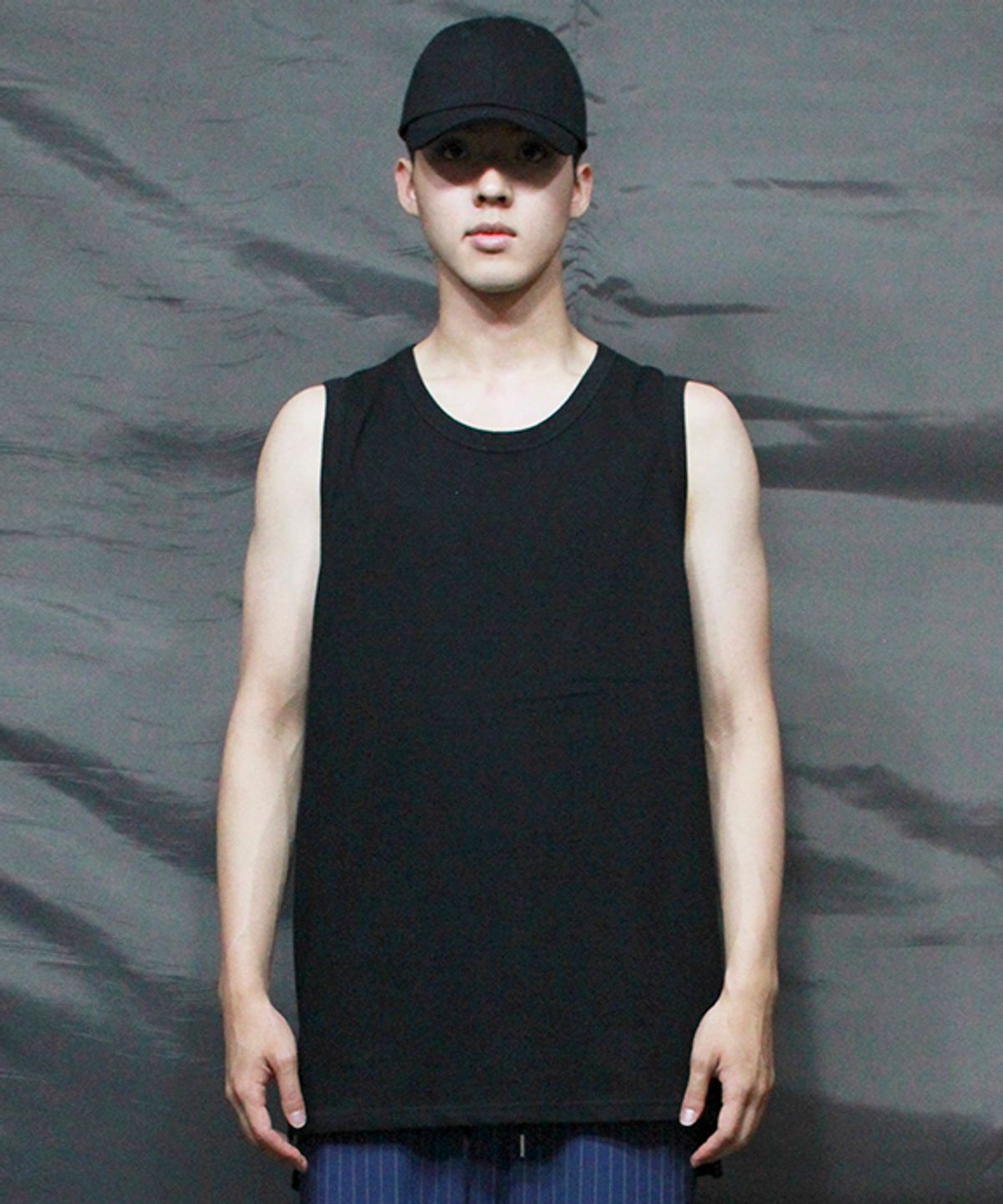 드마크(DEMARC) 슬리브리스 롱 레이어드 슬릿 티셔츠 블랙