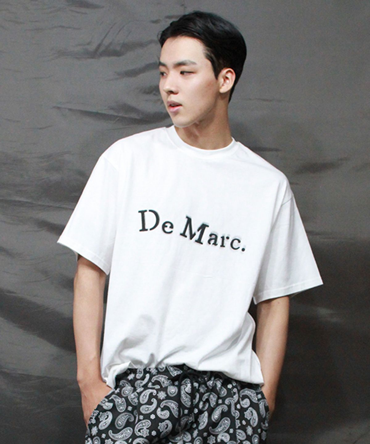 드마크(DEMARC) 그래피티 로고 박스핏 반팔 티셔츠 화이트