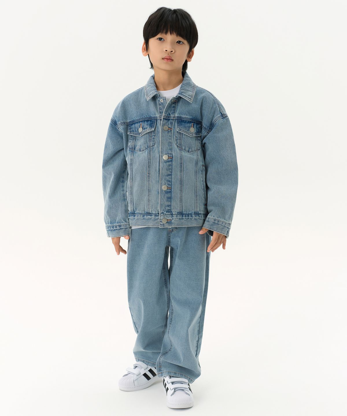 무신사 스탠다드 키즈(MUSINSA STANDARD KIDS) 오버사이즈 데님 트러커 재킷 [라이트 인디고]