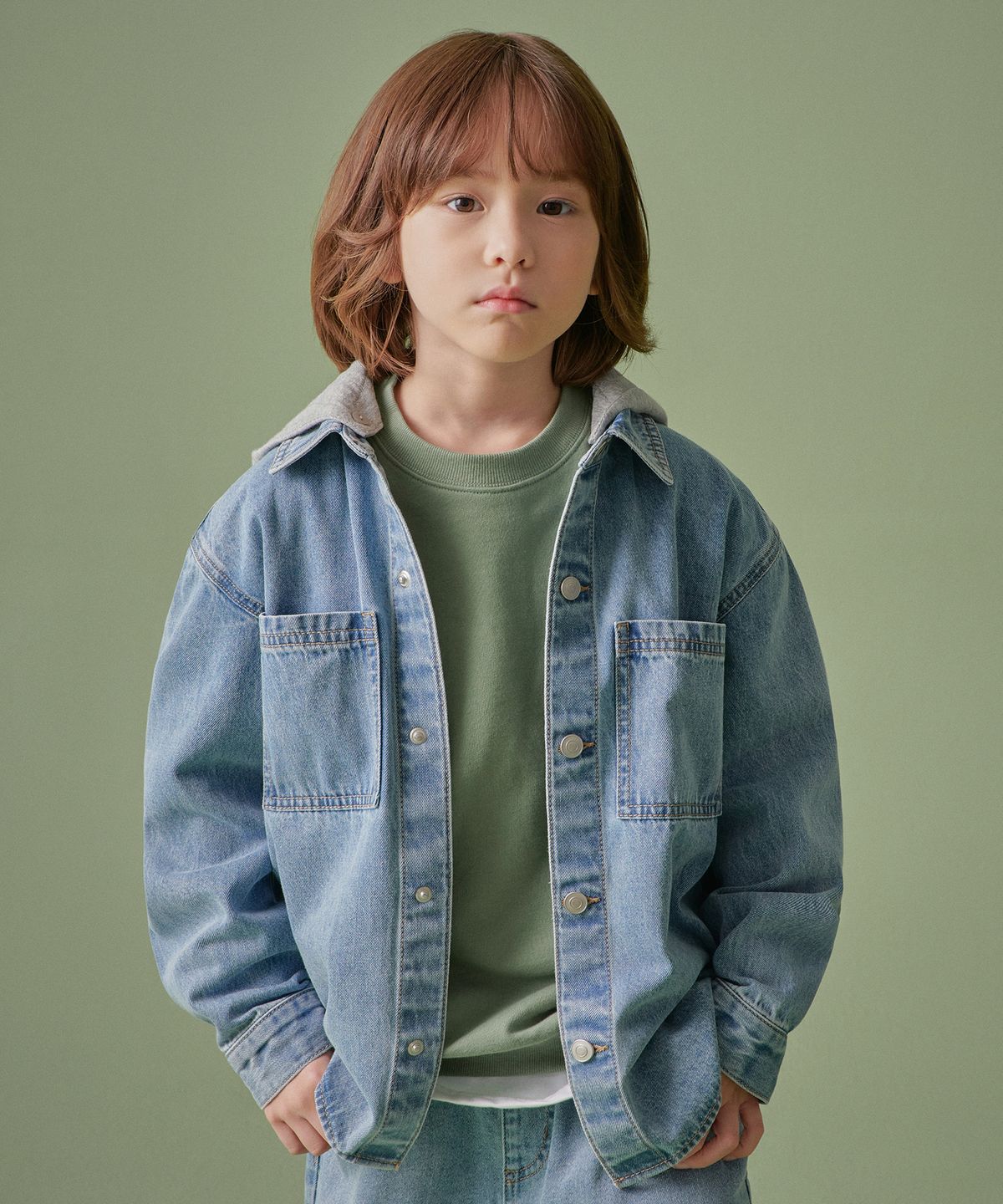 무신사 스탠다드 키즈(MUSINSA STANDARD KIDS) 오버사이즈 디태처블 후드 데님 셔츠 [라이트 인디고]