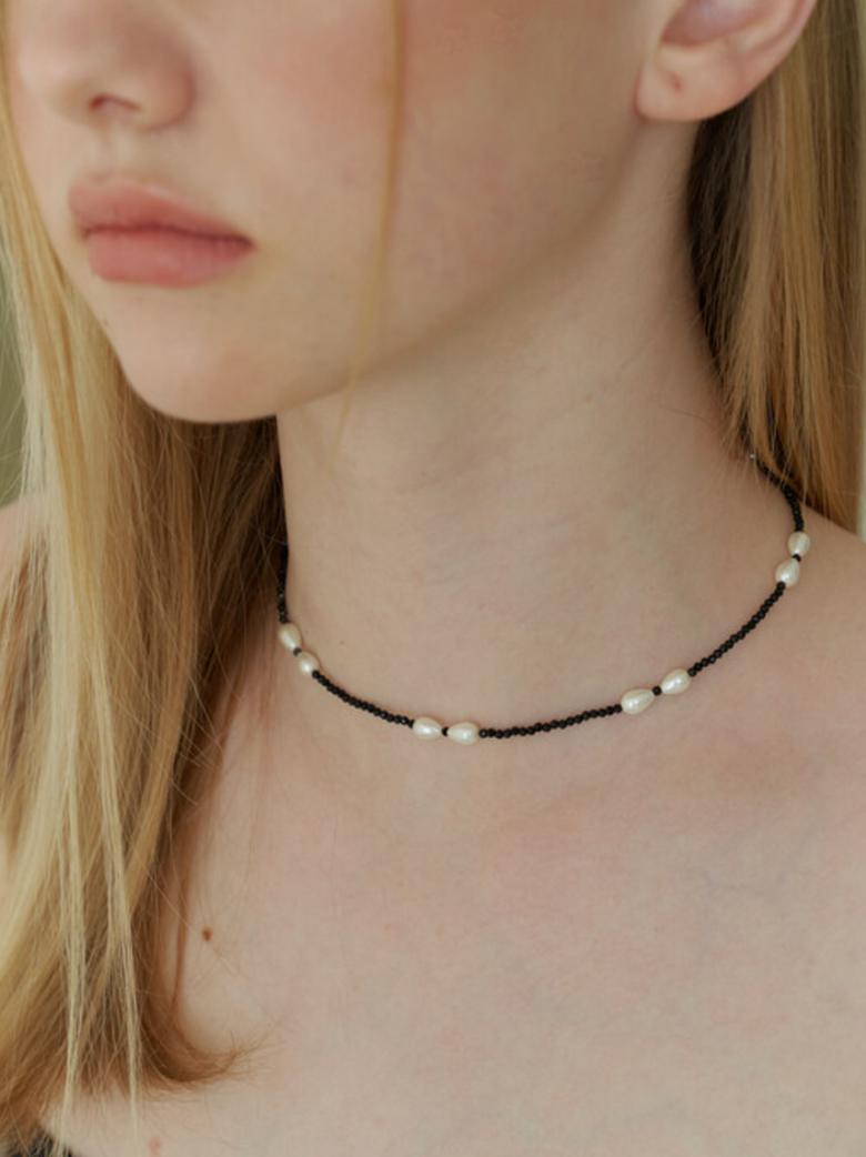 glass ribbon black necklace