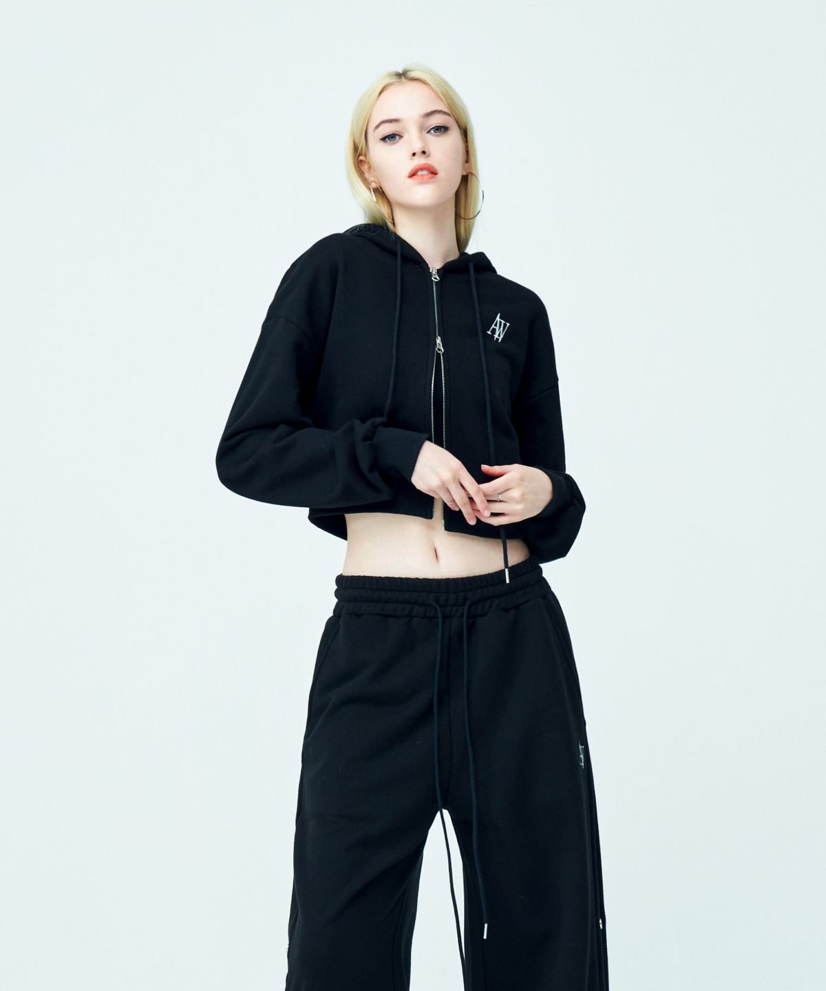 어텐션로우 포 우먼(ATTENTIONROW FOR WOMEN) 심볼 로고 투웨이 크롭 후드 집업 (블랙)