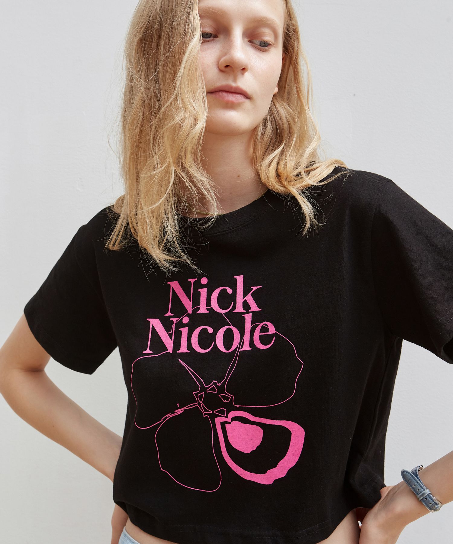 韓国 人気フラワーロゴT[NICK&NICOLE] ROSE SIGNATURE CROP TOP MUSINSA | NICK&NICOLE ROSE SIGNATURE CROP TOP_BEIGE BROWN