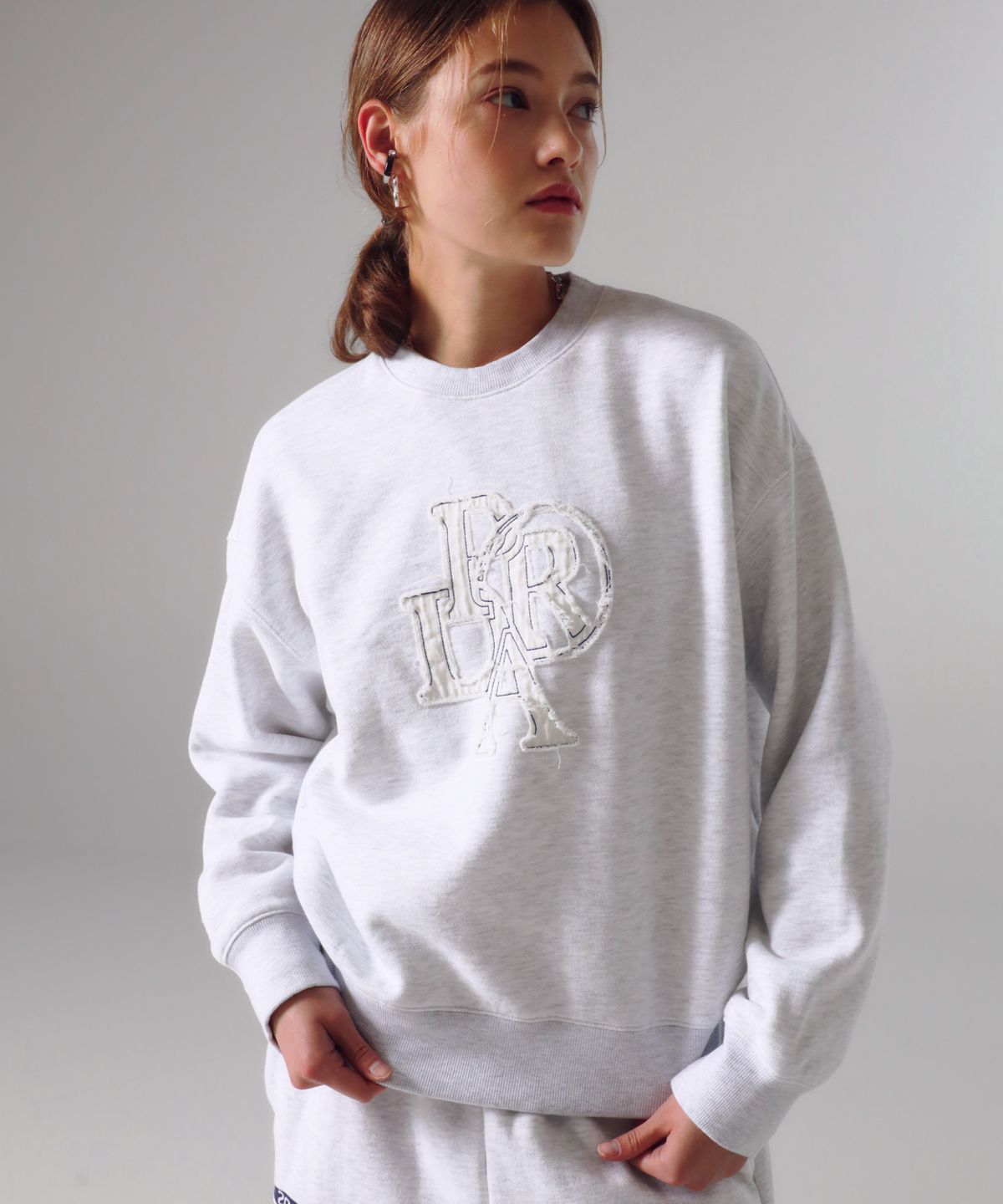 프렌다(PRENDA) PRDA DENIM PATCH CREWNECK SHIRT HEATHER GRAY