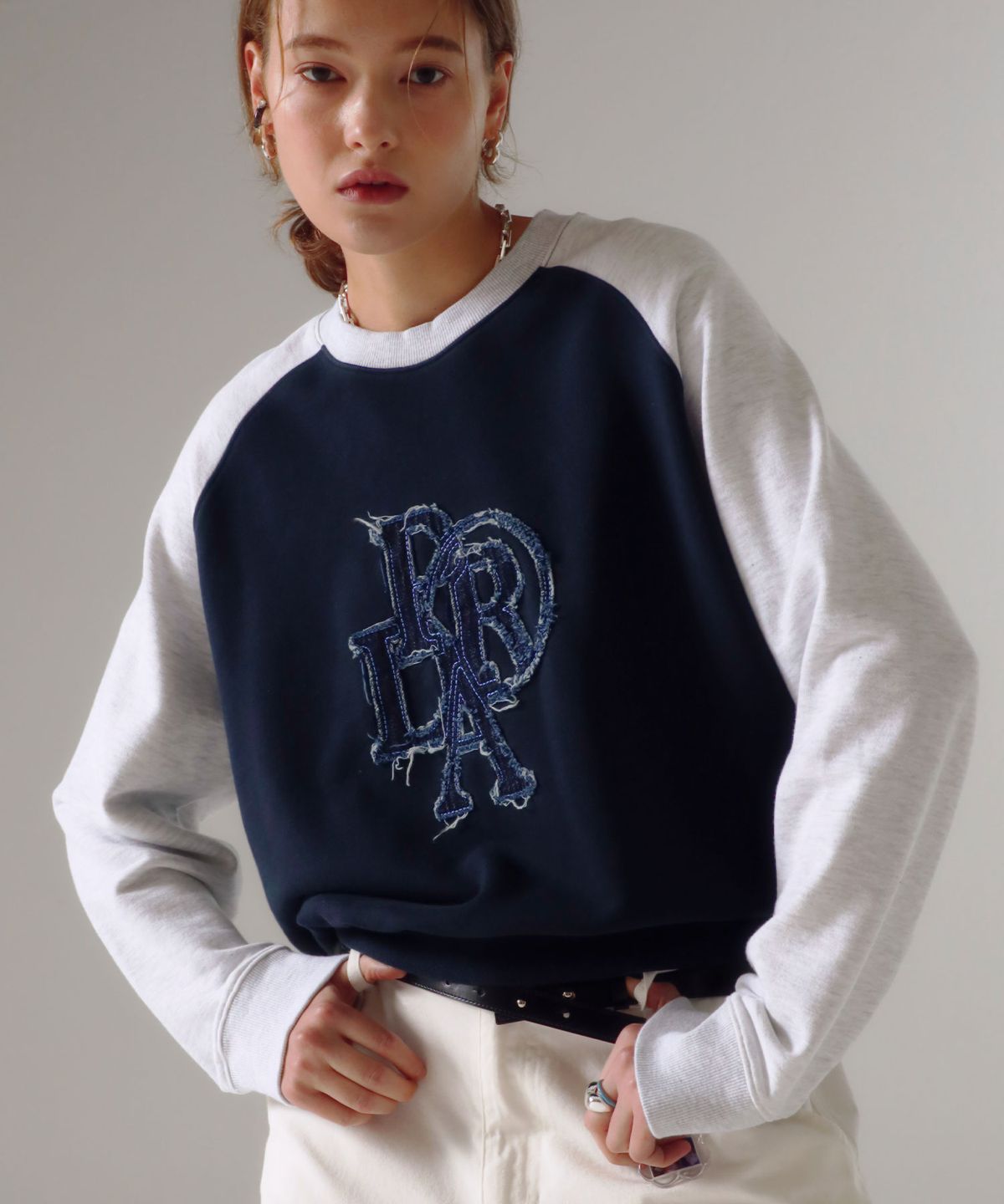 프렌다(PRENDA) COMBINATION DENIM PATCH RAGLAN SWEATSHIRT NAVY
