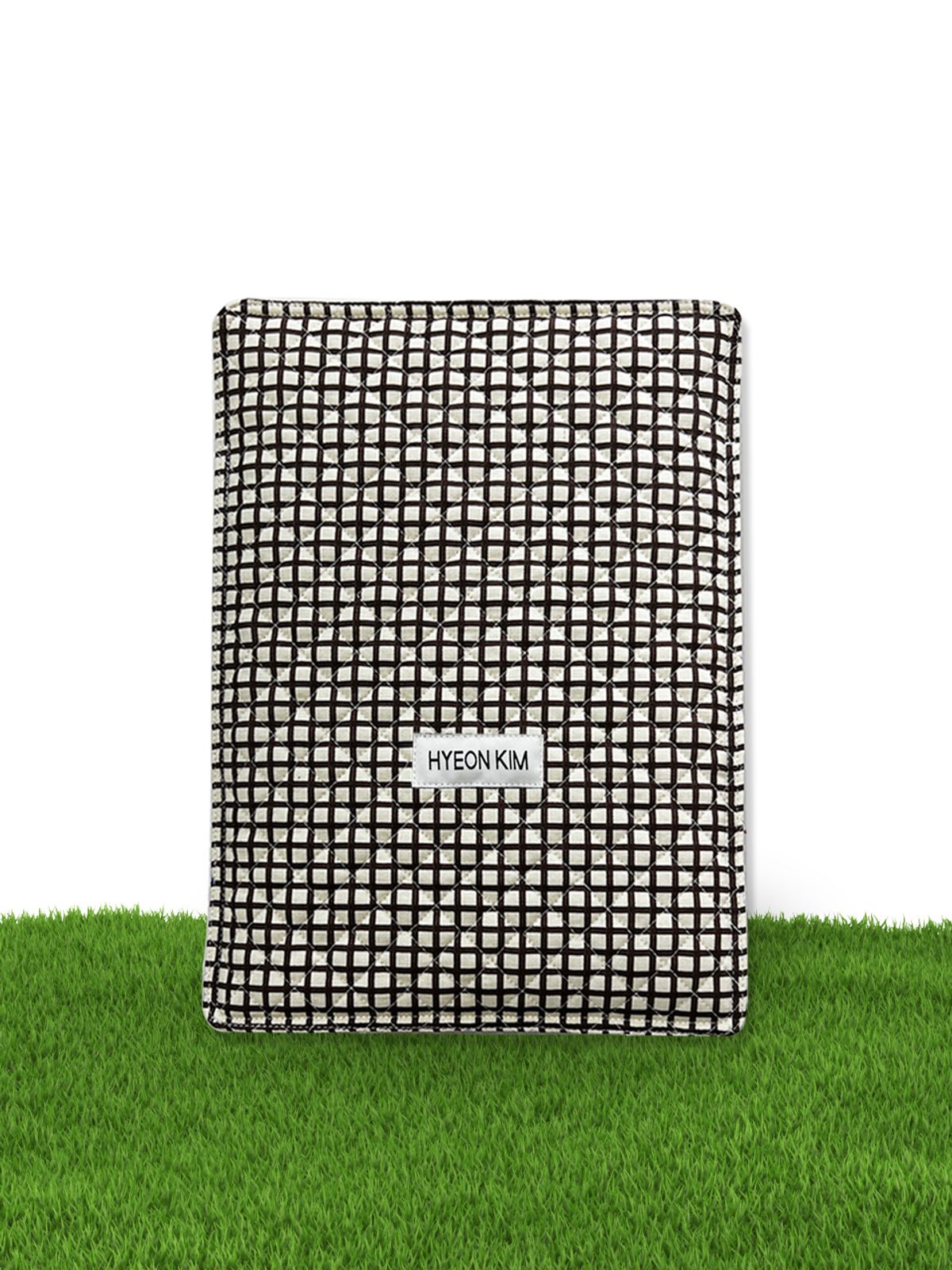현킴(HYEON KIM) OLGA CHECK TABLET POUCH 올가 체크 태블릿 파우치 - 브라운