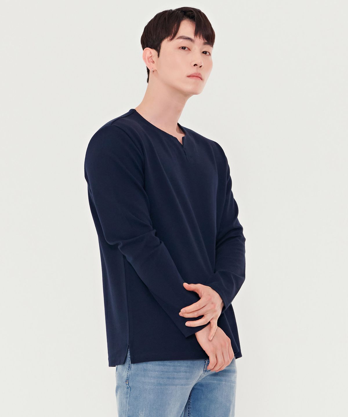 체이스컬트(CHASECULT) 남성 넥 변형 트임 티셔츠-BEZK5111B04
