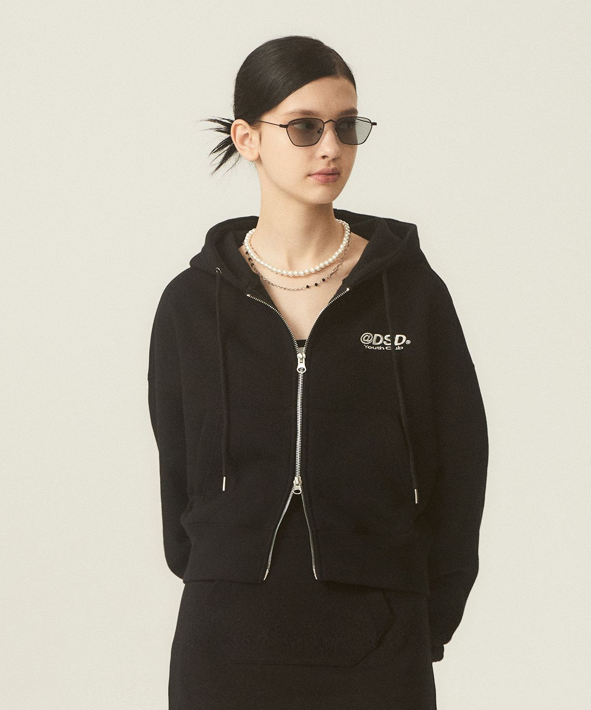 오드스튜디오(ODDSTUDIO) ODSD 로고 스웨트 크롭 후드집업 - BLACK