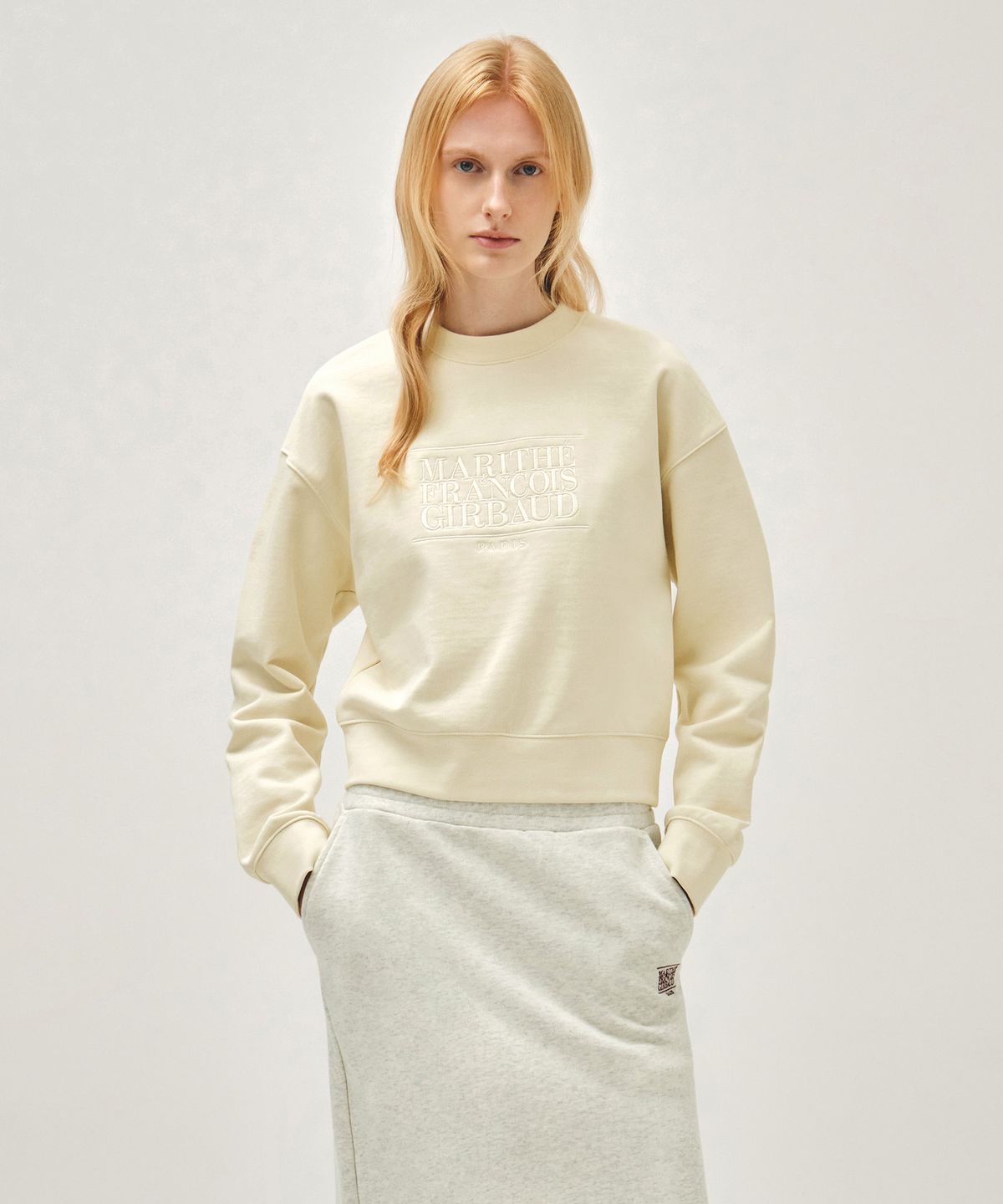 마리떼 프랑소와 저버(MARITHÉ + FRANҪOIS GIRBAUD) W CLASSIC LOGO CROP SWEATSHIRT ivory
