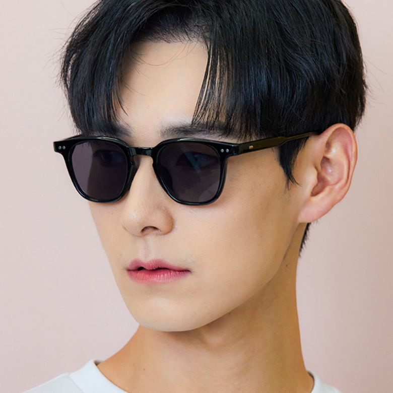 Robin Black / Black UV Lens