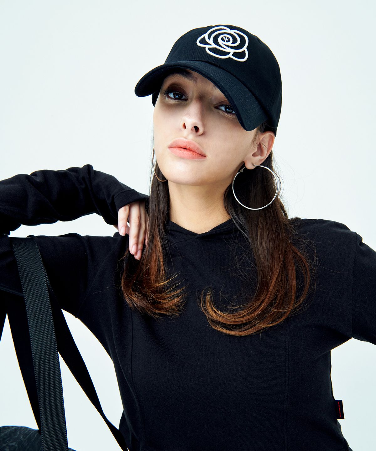 어텐션로우 포 우먼(ATTENTIONROW FOR WOMEN) 빅 플라워 로고 자수 볼캡 (블랙)