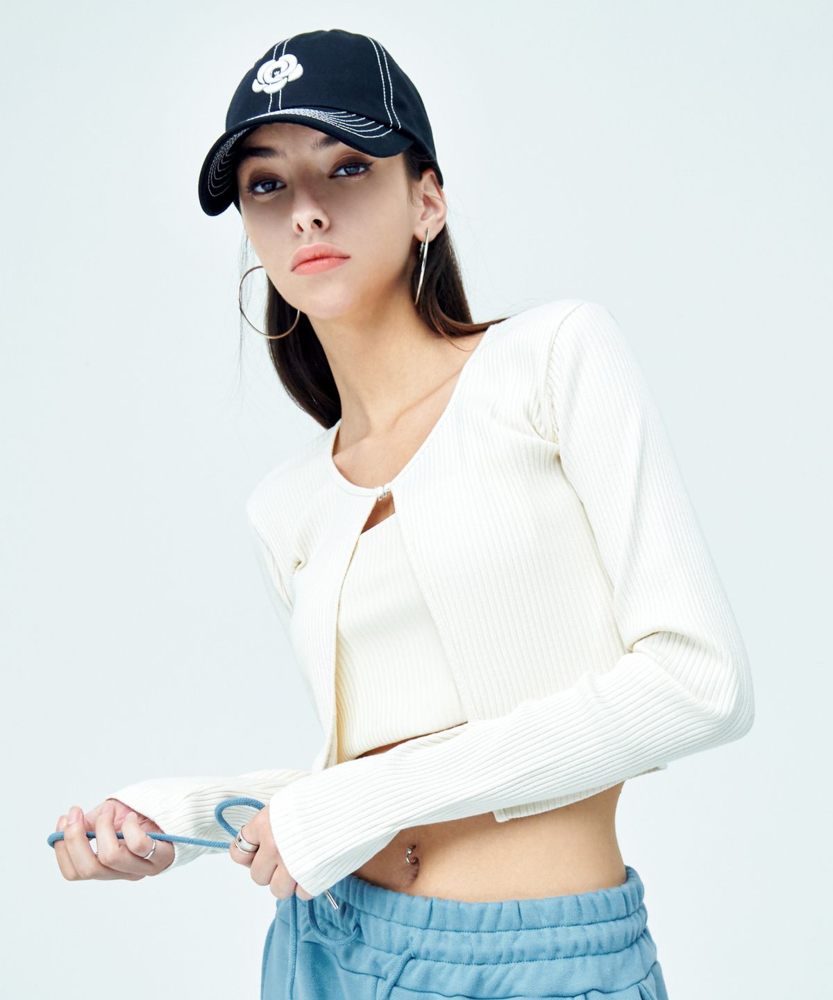 어텐션로우 포 우먼(ATTENTIONROW FOR WOMEN) 플라워 로고 자수 스티치 볼캡 (블랙)