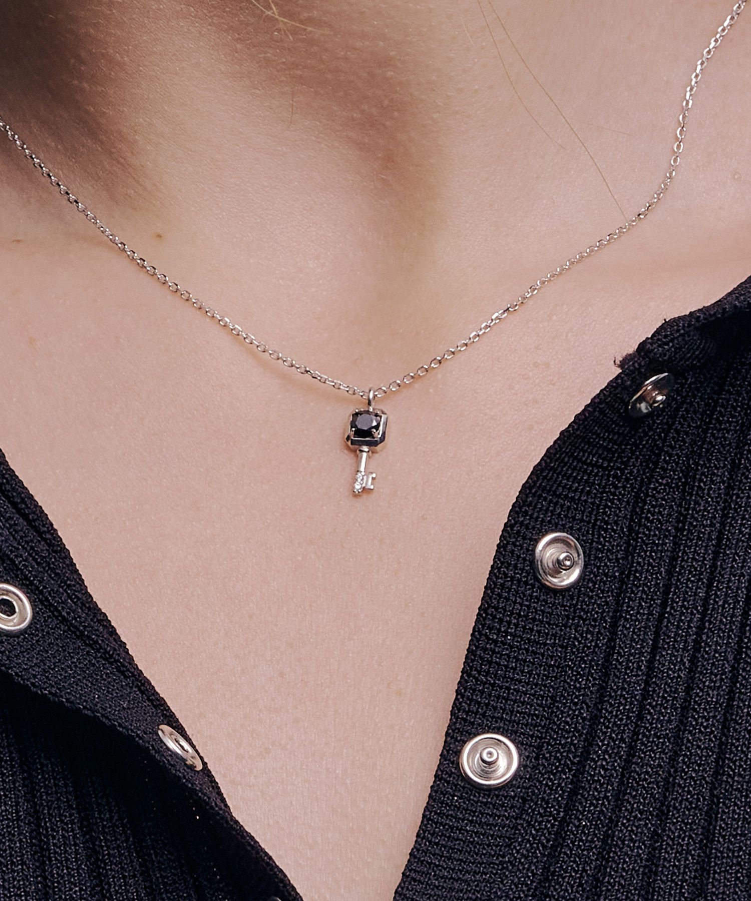 MUSINSA公式 | OST [ピュアモンド][キーアンドロック] シミュラントダイヤ スクエアキー ブラックストーン ネックレス  OTN222801DWB