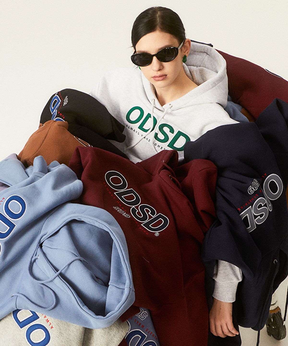 오드스튜디오(ODDSTUDIO) ODSD 로고 아플리케 크롭 후드 - 8COLOR