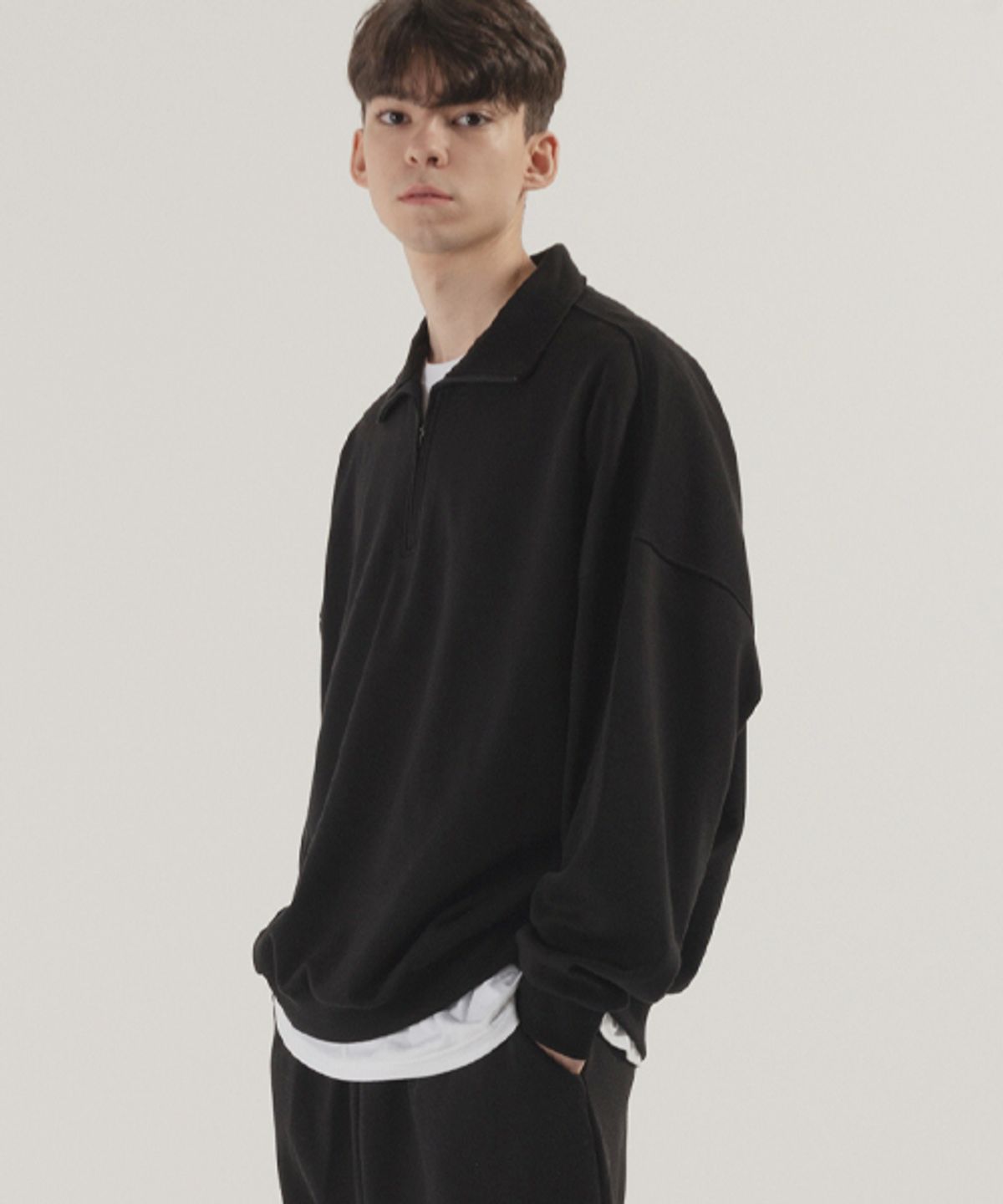 피아네르(PIANER) 에센셜 오버핏 반집업 맨투맨 (black)