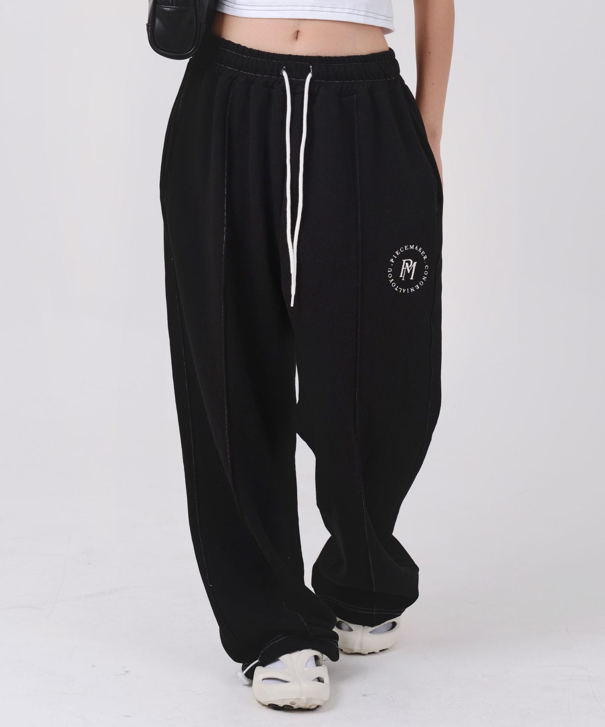 피스메이커(PIECE MAKER) STITCH CIRCLE LOGO SWEAT PANTS (BLACK)