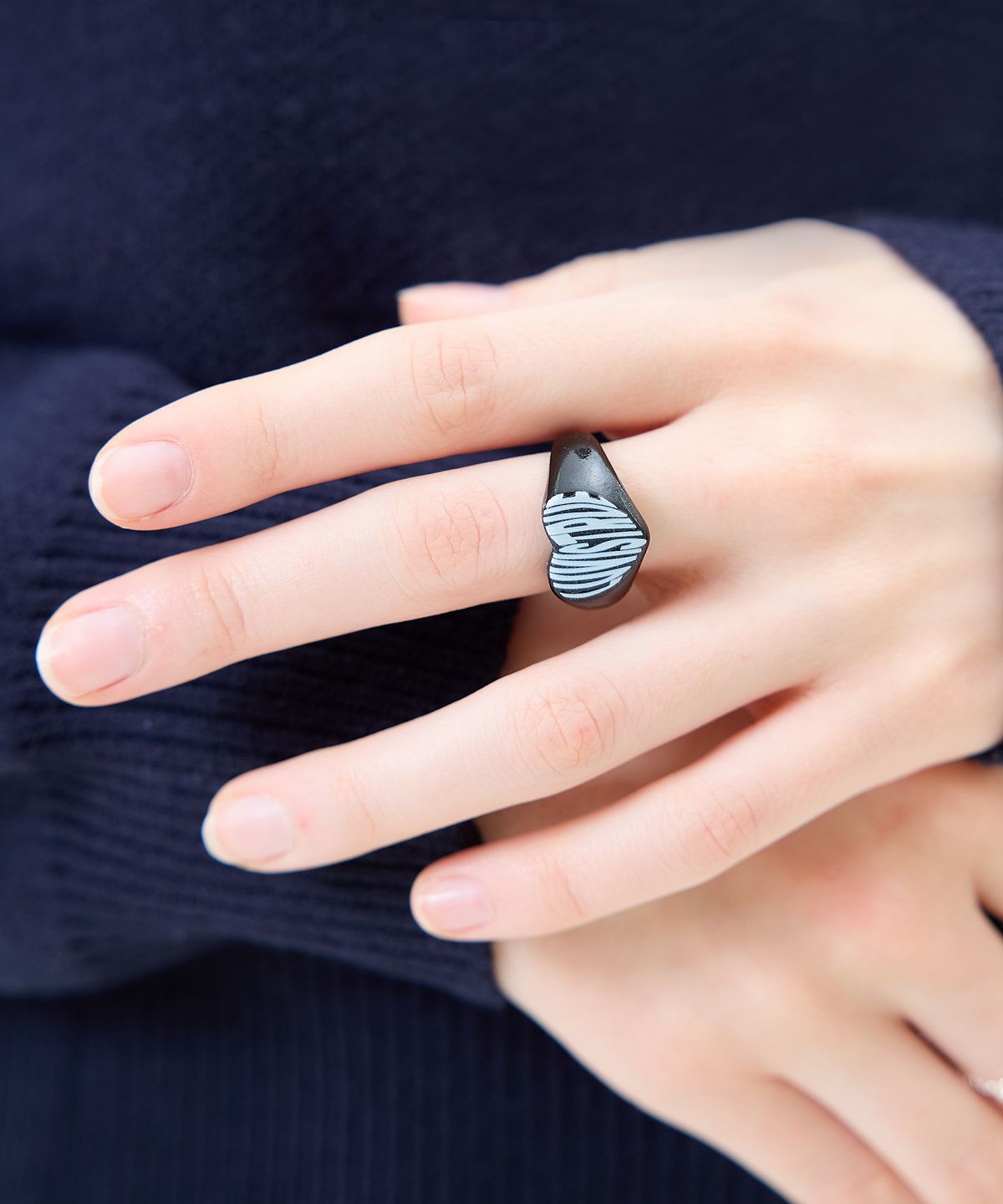 러브이즈트루(LUVISTRUE) MZ LOGO RING(BLACK)