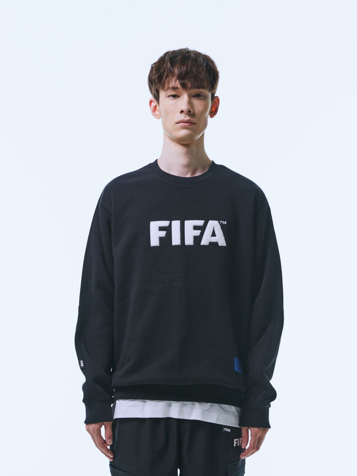 피파 1904(FIFA 1904) 에센셜 부클 자수 맨투맨(기모) 블랙(FF24MR14U_160)